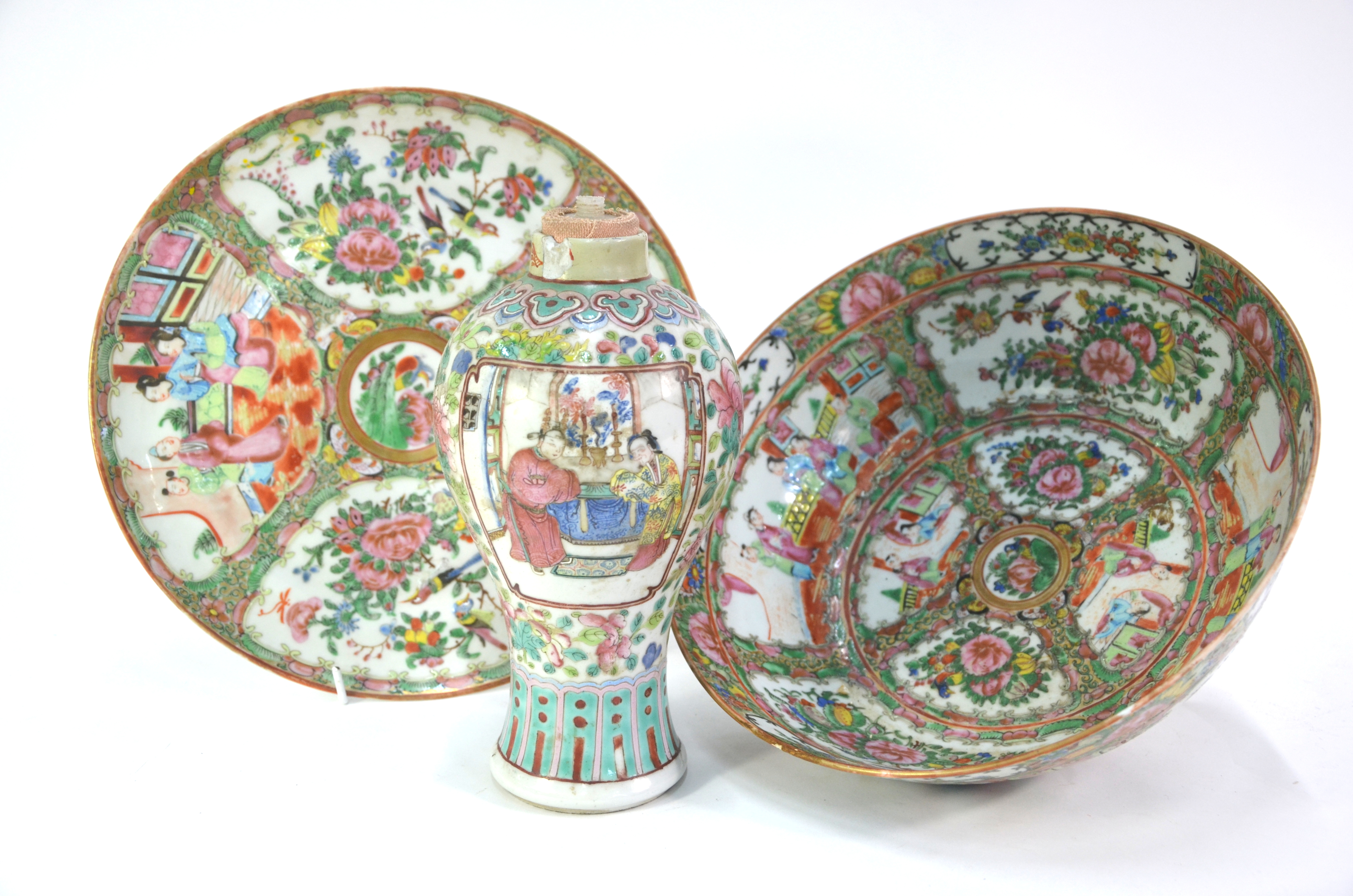 Four items of famille rose, comprising a circular Canton dish, 26 cm diameter, a Canton bowl, 26 - Image 7 of 14