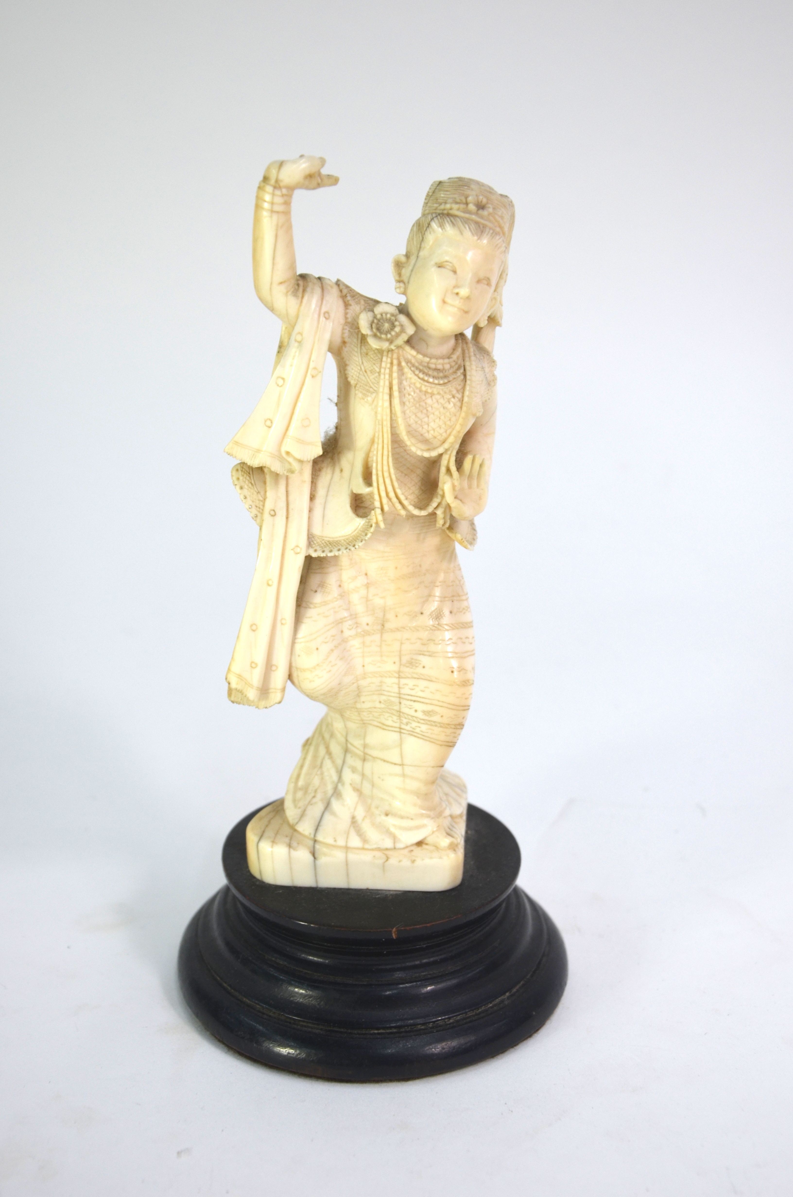 Two Burmese or other South East Asian ivory figures; each one carved as a dancer, the taller 18 cm - Image 6 of 10