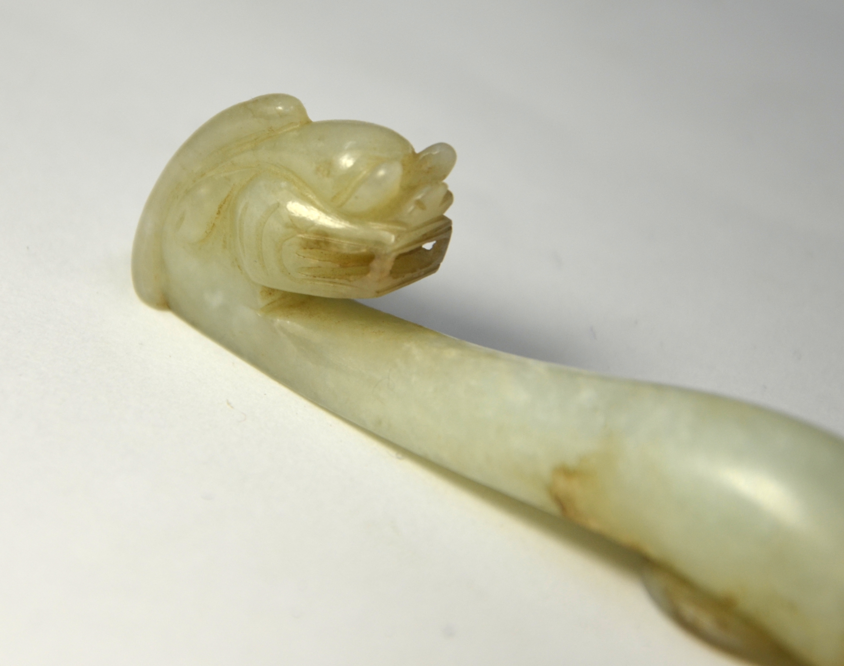 A mottled jade belt hook with mythological animal head and oval boss; 8.5 cm long, Qing Dynasty or - Image 6 of 6