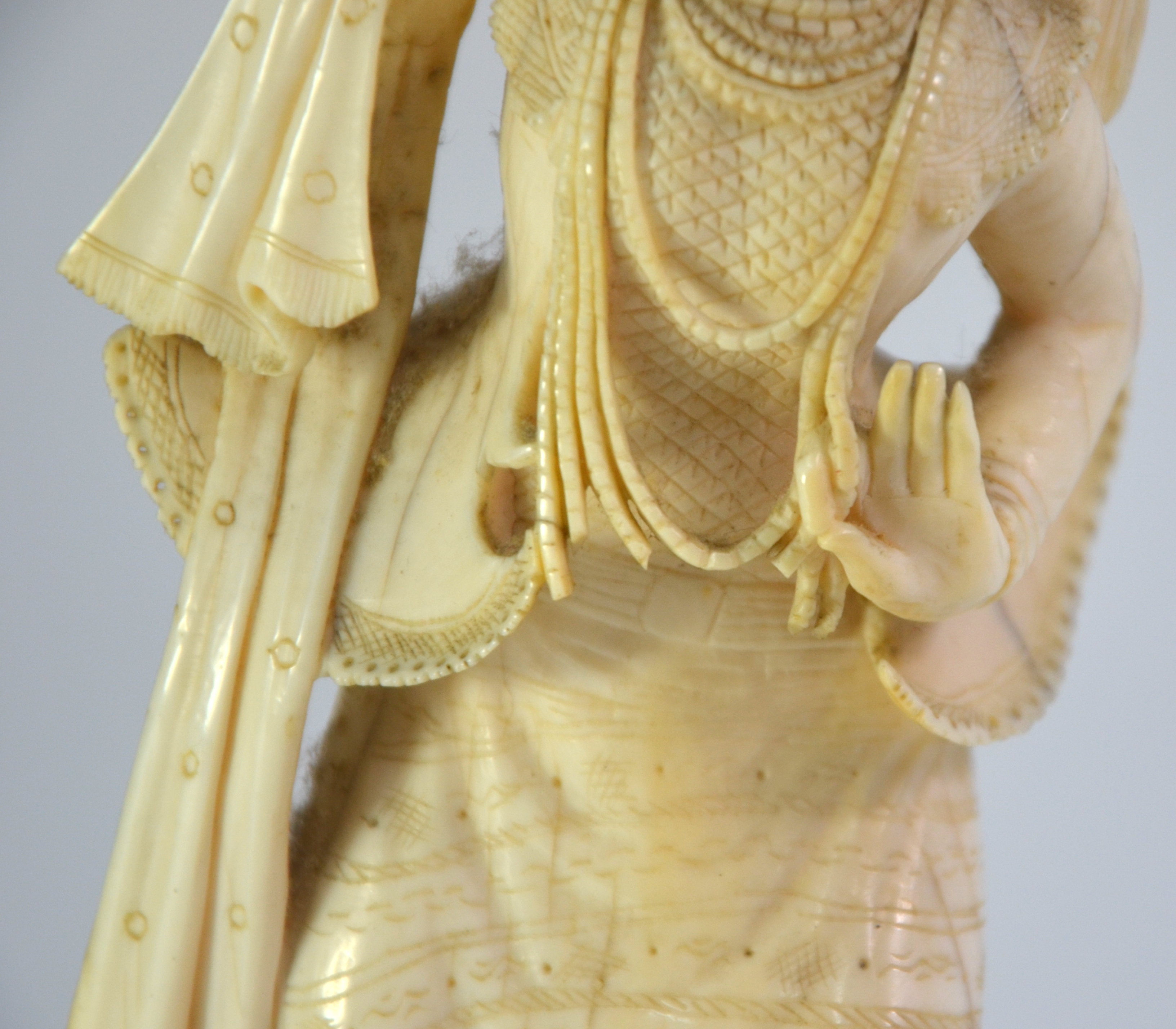 Two Burmese or other South East Asian ivory figures; each one carved as a dancer, the taller 18 cm - Image 9 of 10