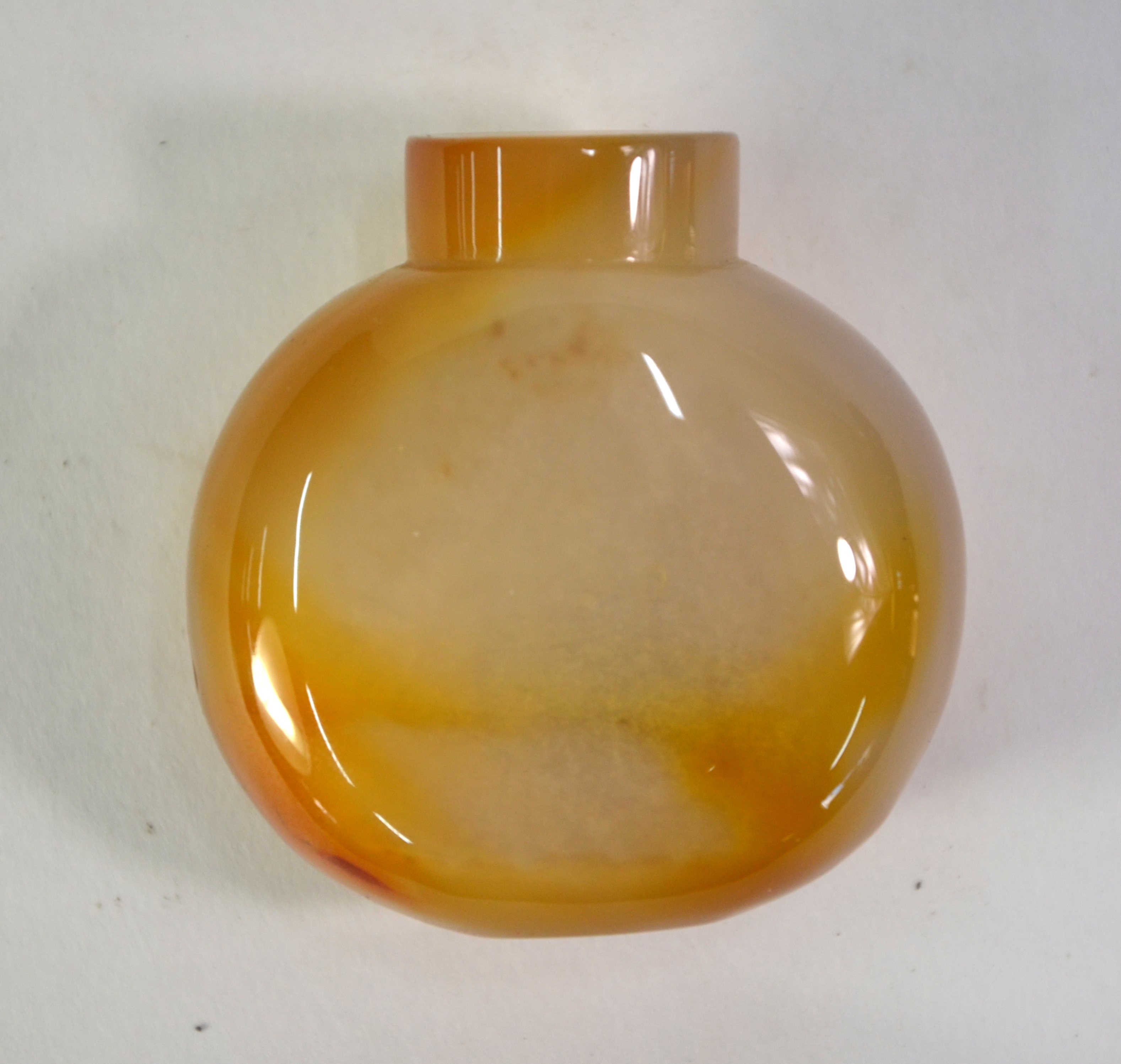 An agate Chinese snuff bottle, decorated with a scholar kneeling beneath a bat, 5.5 cm high Some - Image 3 of 5