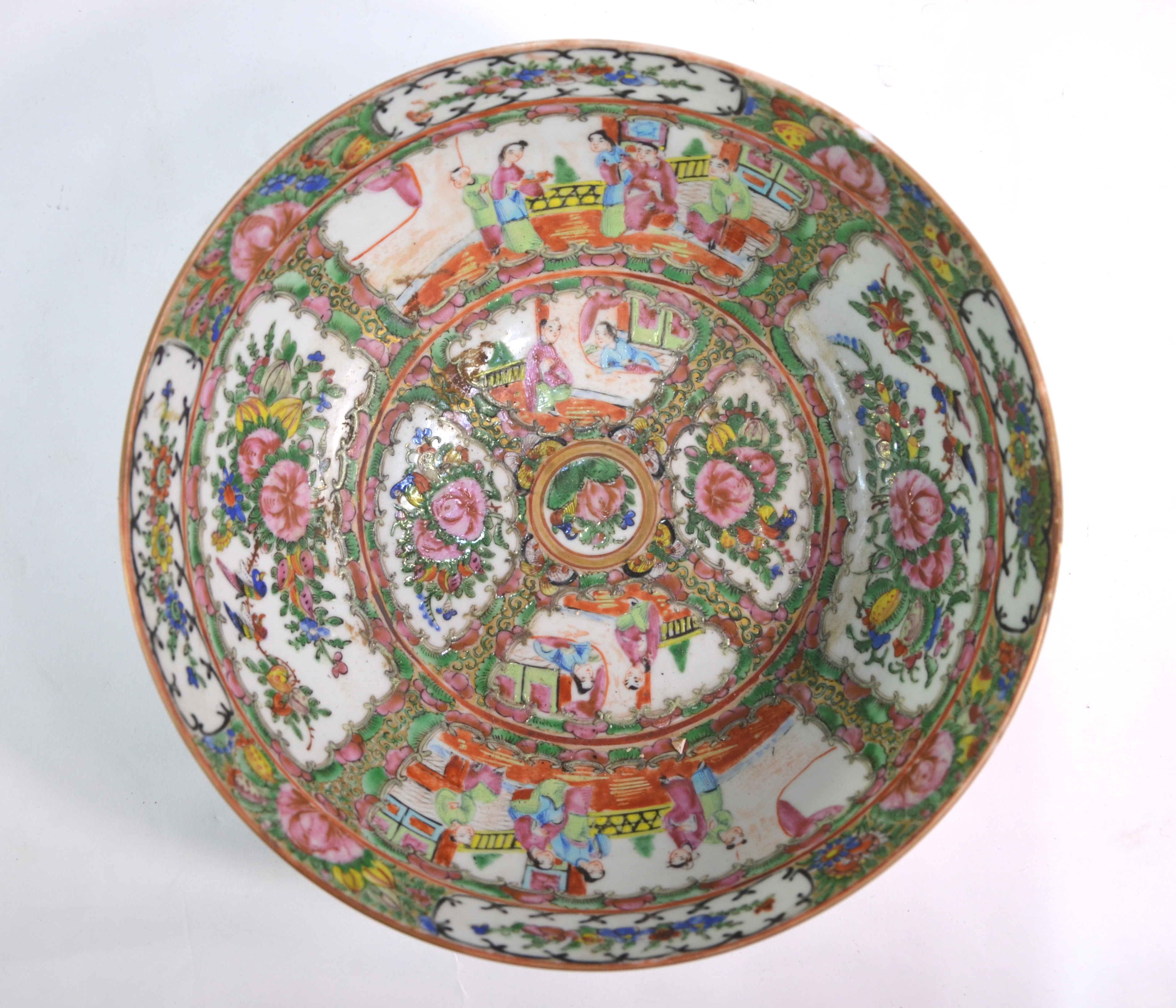 Four items of famille rose, comprising a circular Canton dish, 26 cm diameter, a Canton bowl, 26 - Image 2 of 14