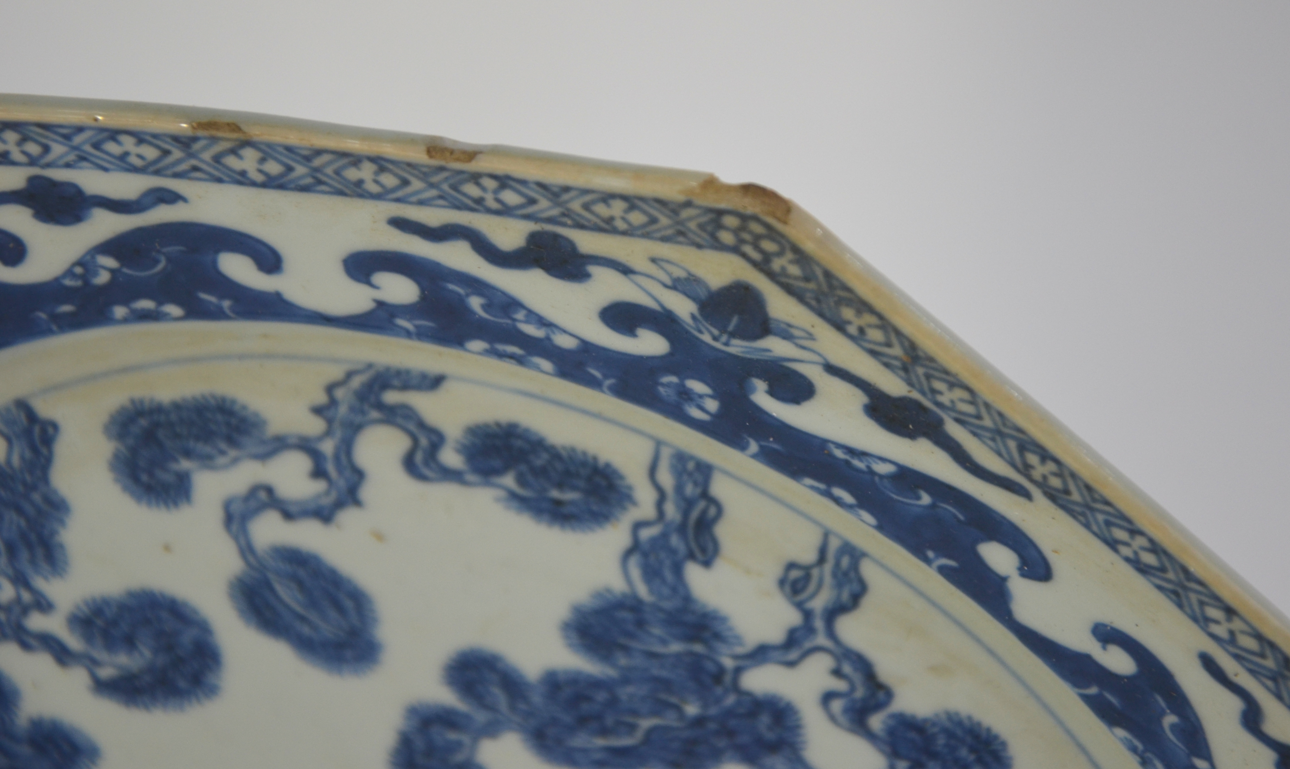 An associated pair of Chinese Export, blue and white dishes; each one of octagonal form, decorated - Image 6 of 8