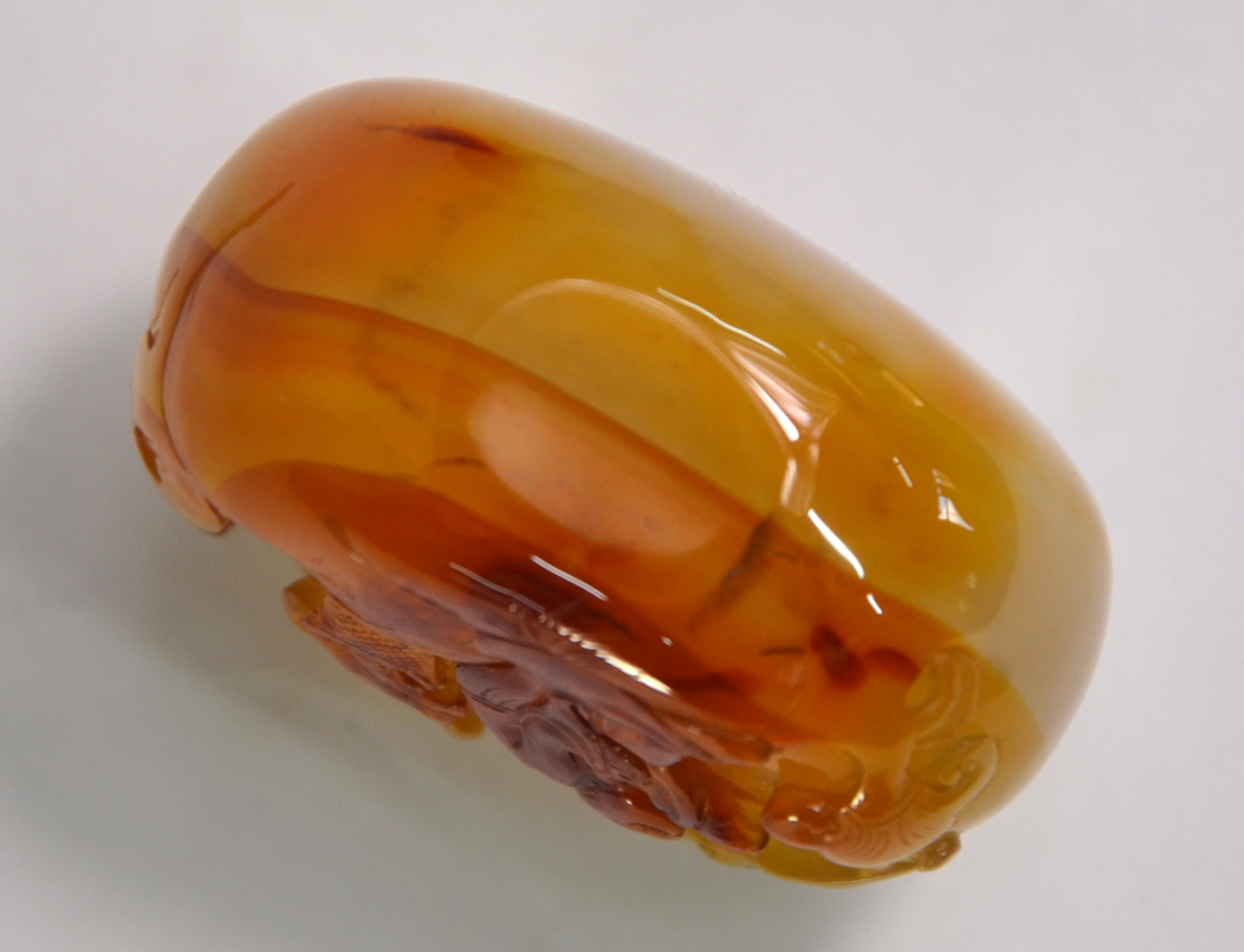 An agate Chinese snuff bottle, decorated with a scholar kneeling beneath a bat, 5.5 cm high Some - Image 4 of 5