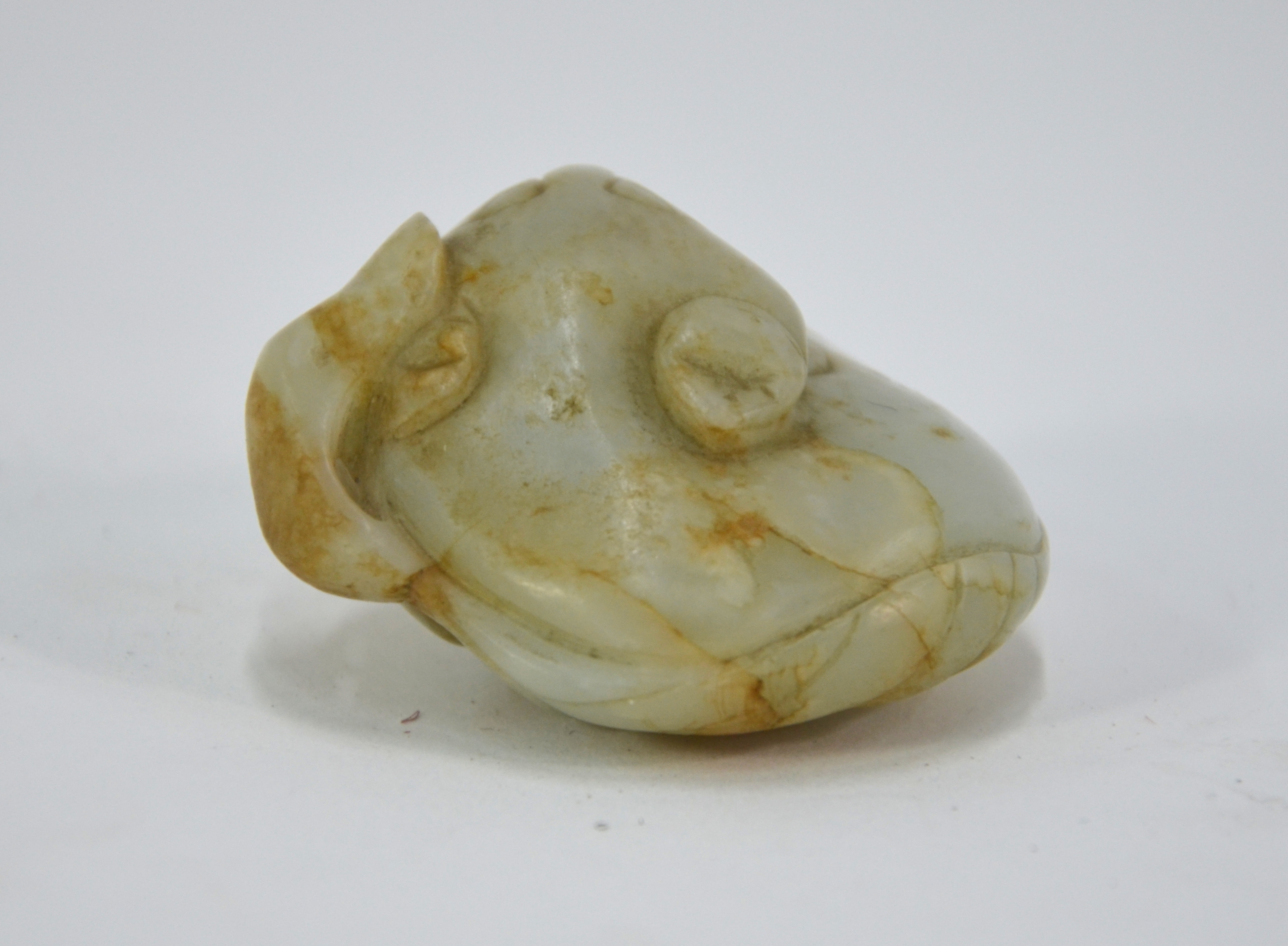 A mottled green jade carving of a coiled cat, curled up on a leaf, 5.5 cm long; post Qing Dynasty - Image 3 of 5