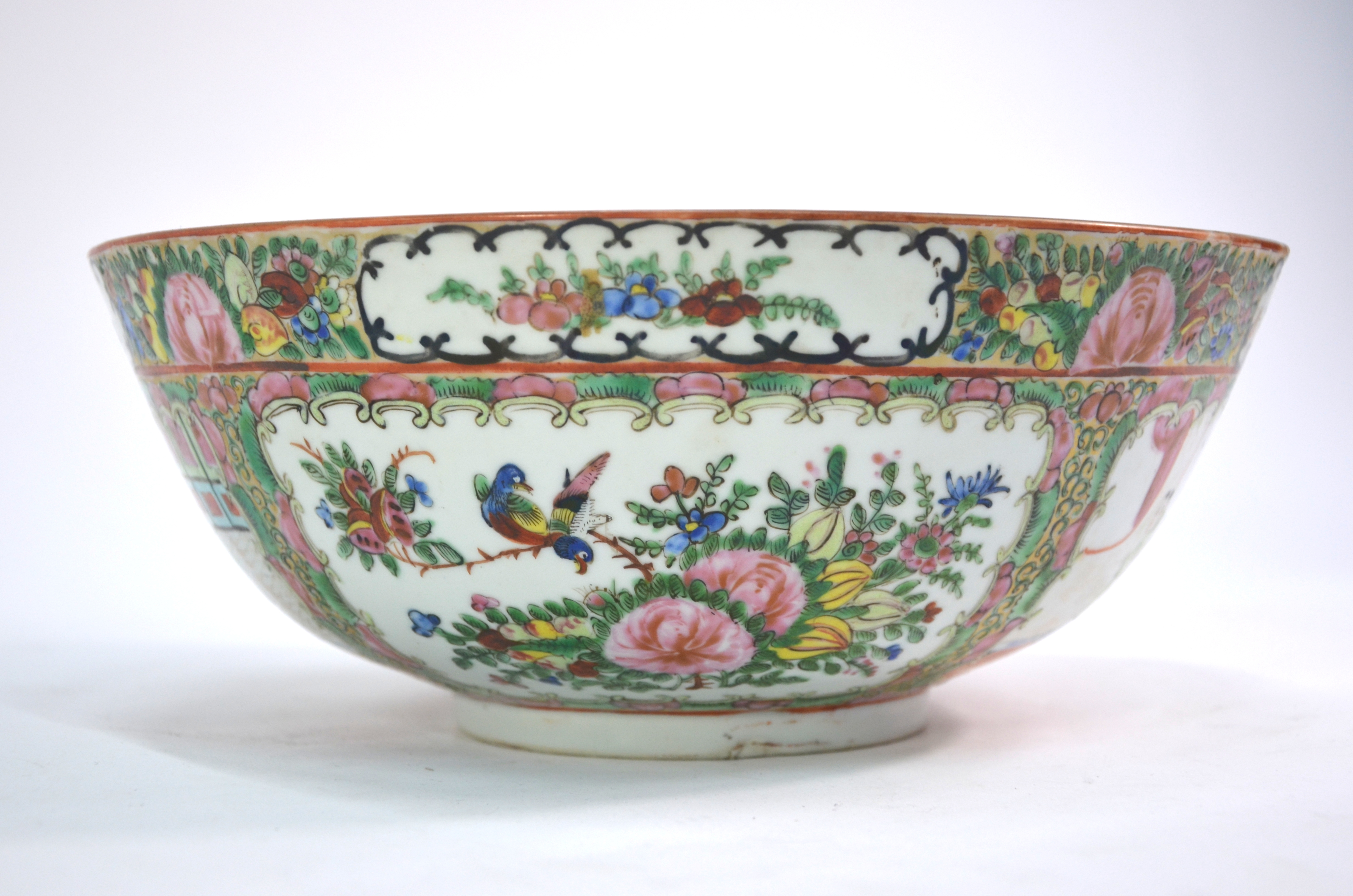 Four items of famille rose, comprising a circular Canton dish, 26 cm diameter, a Canton bowl, 26 - Image 6 of 14