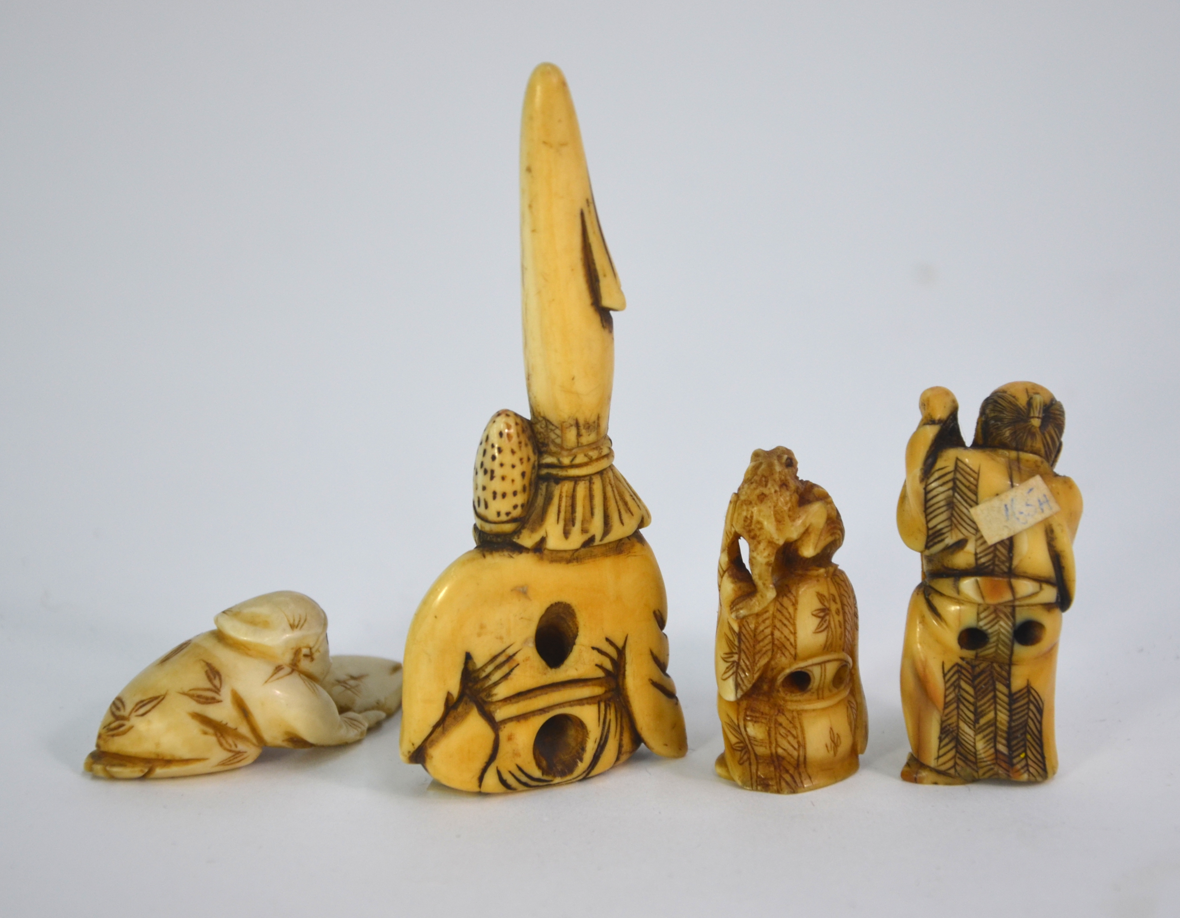 Seven ivory netsuke, including: one of Jurojin holding a makemono; and one of Gama Sennin holding - Image 8 of 9