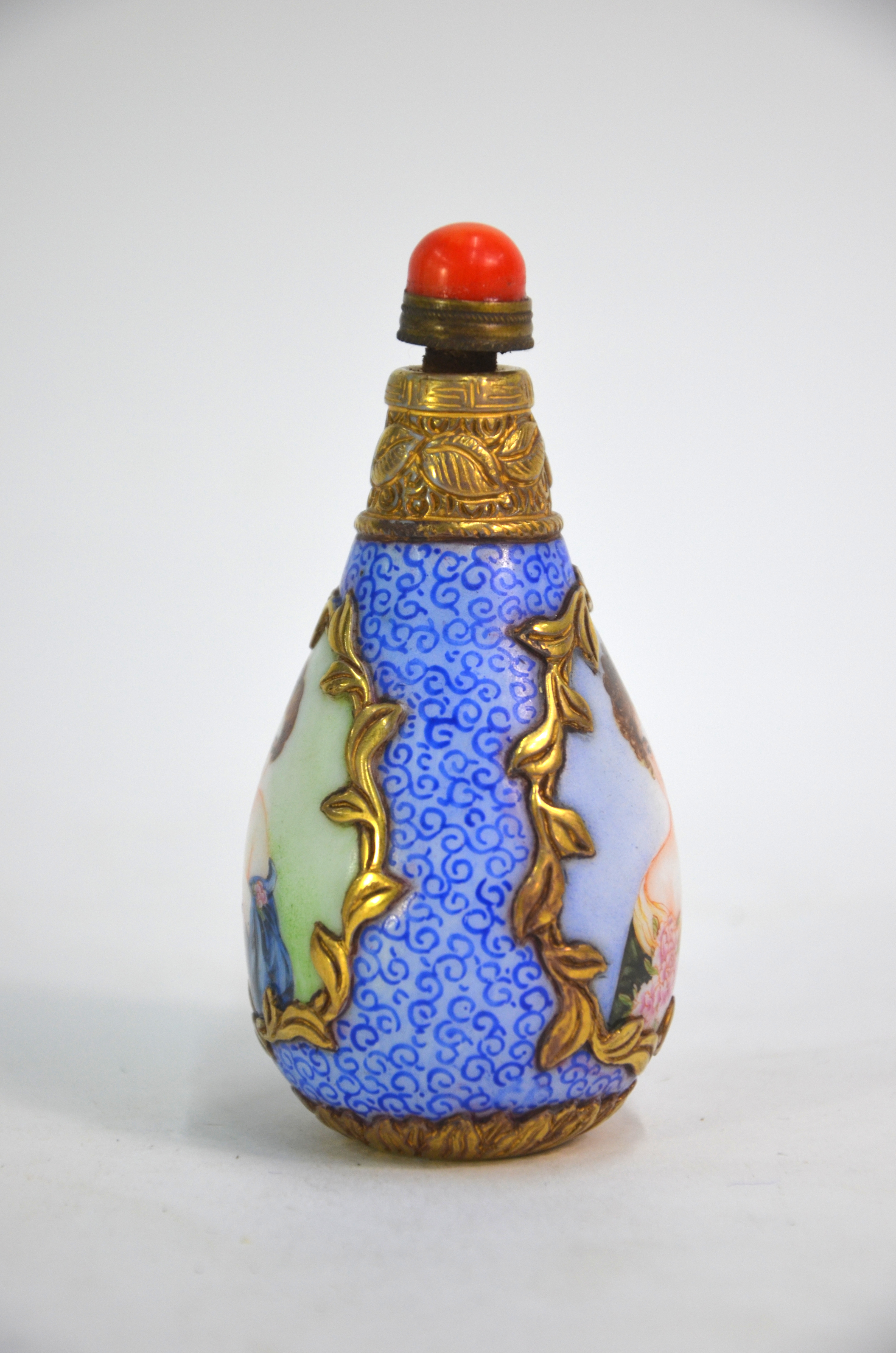 A famille rose Chinese snuff bottle, decorated with two European beauties; the base with Qianlong - Image 2 of 6