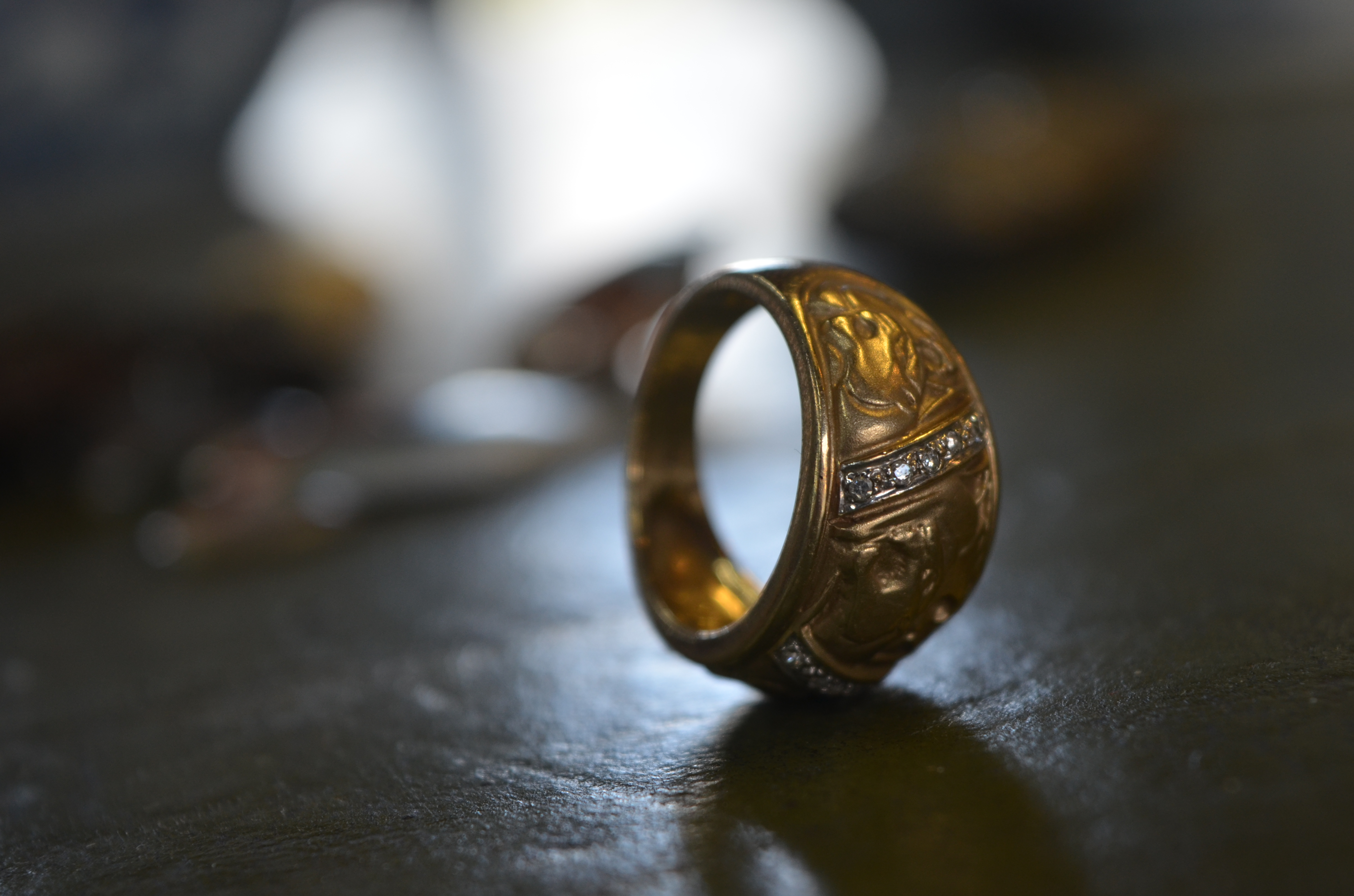 A 9ct gold ring set with small diamonds flanked by incised snarling tiger's heads to/w a brass - Image 4 of 8