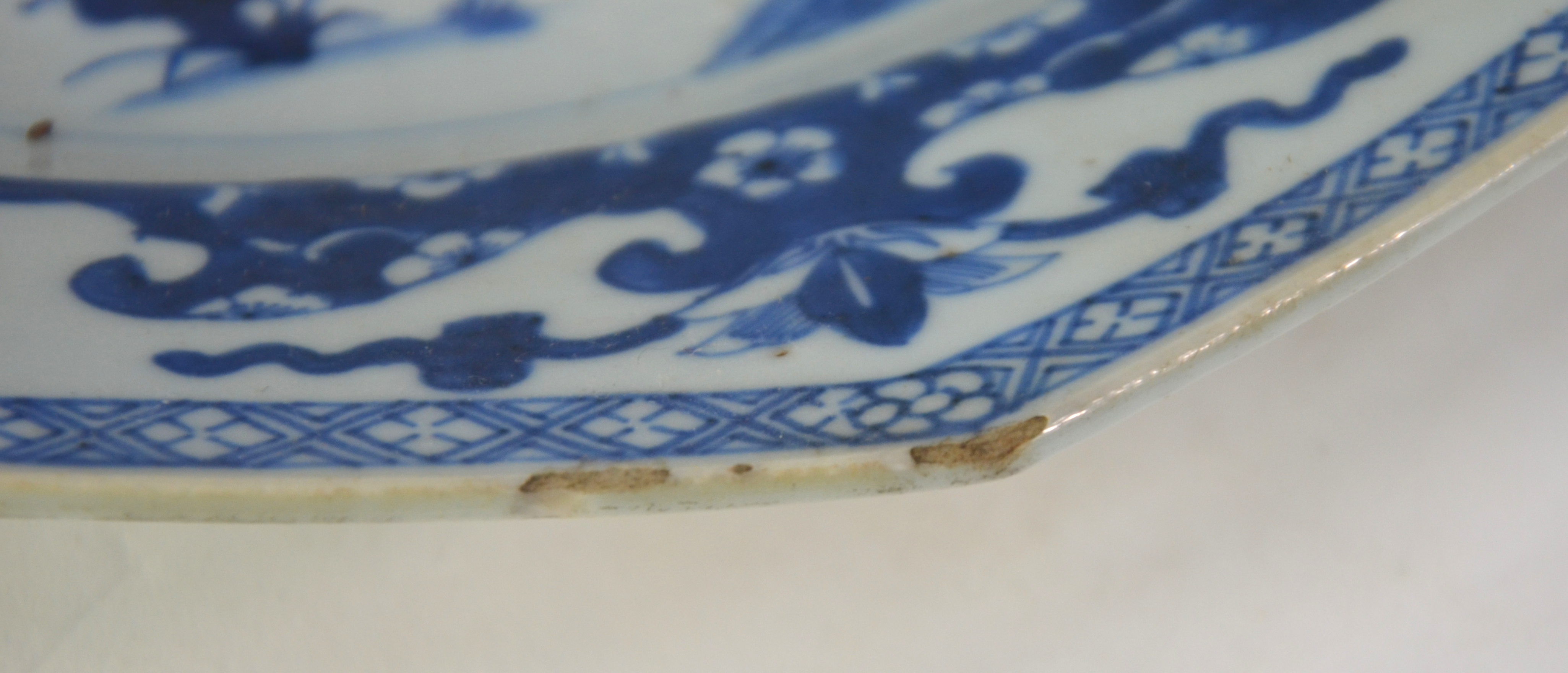 An associated pair of Chinese Export, blue and white dishes; each one of octagonal form, decorated - Image 4 of 8