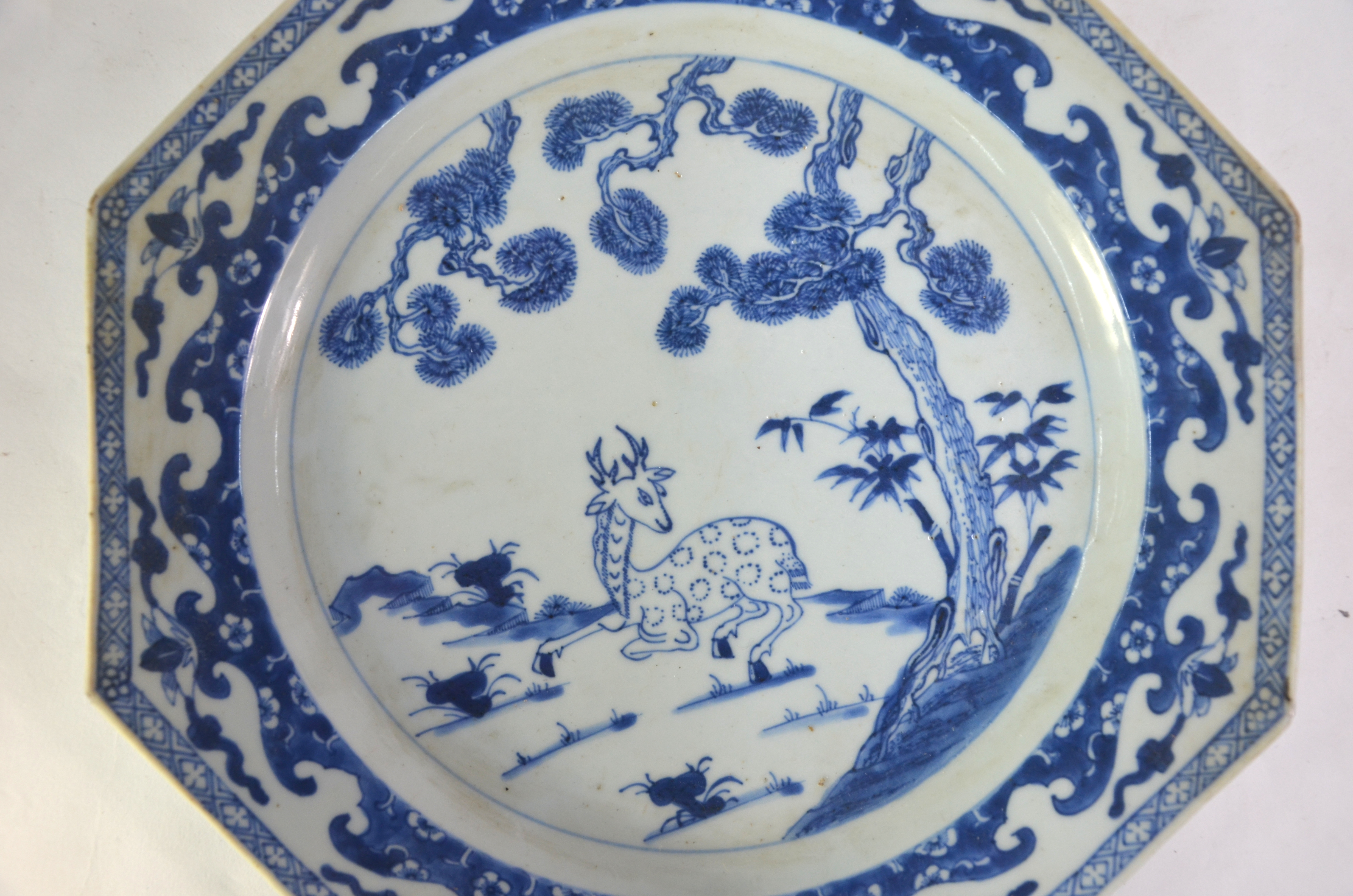 An associated pair of Chinese Export, blue and white dishes; each one of octagonal form, decorated - Image 8 of 8