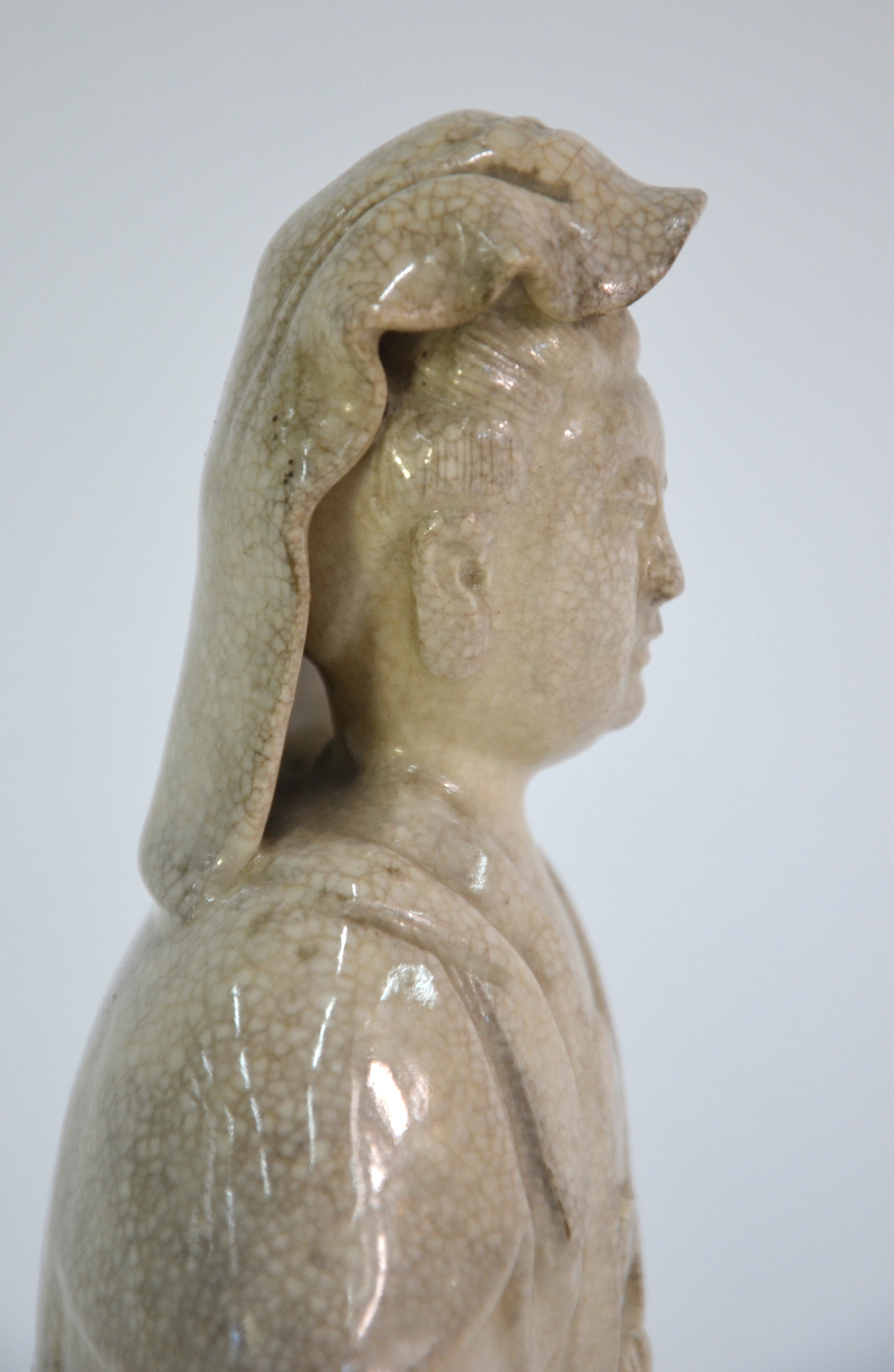 A blanc-de-chine style figure of Guanyin, the Bodhisattva of Mercy; seated in dhyanasana on a - Image 5 of 8