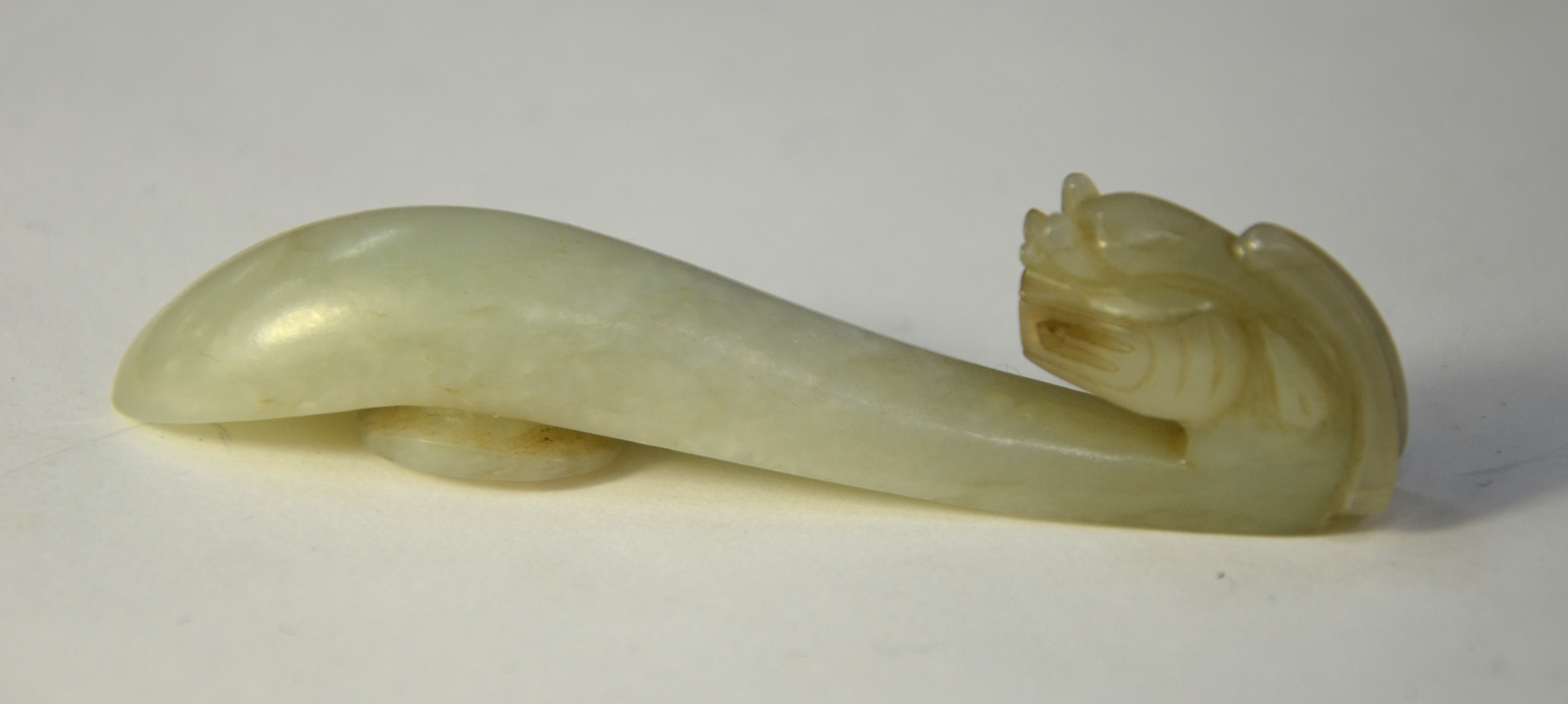 A mottled jade belt hook with mythological animal head and oval boss; 8.5 cm long, Qing Dynasty or - Image 3 of 6