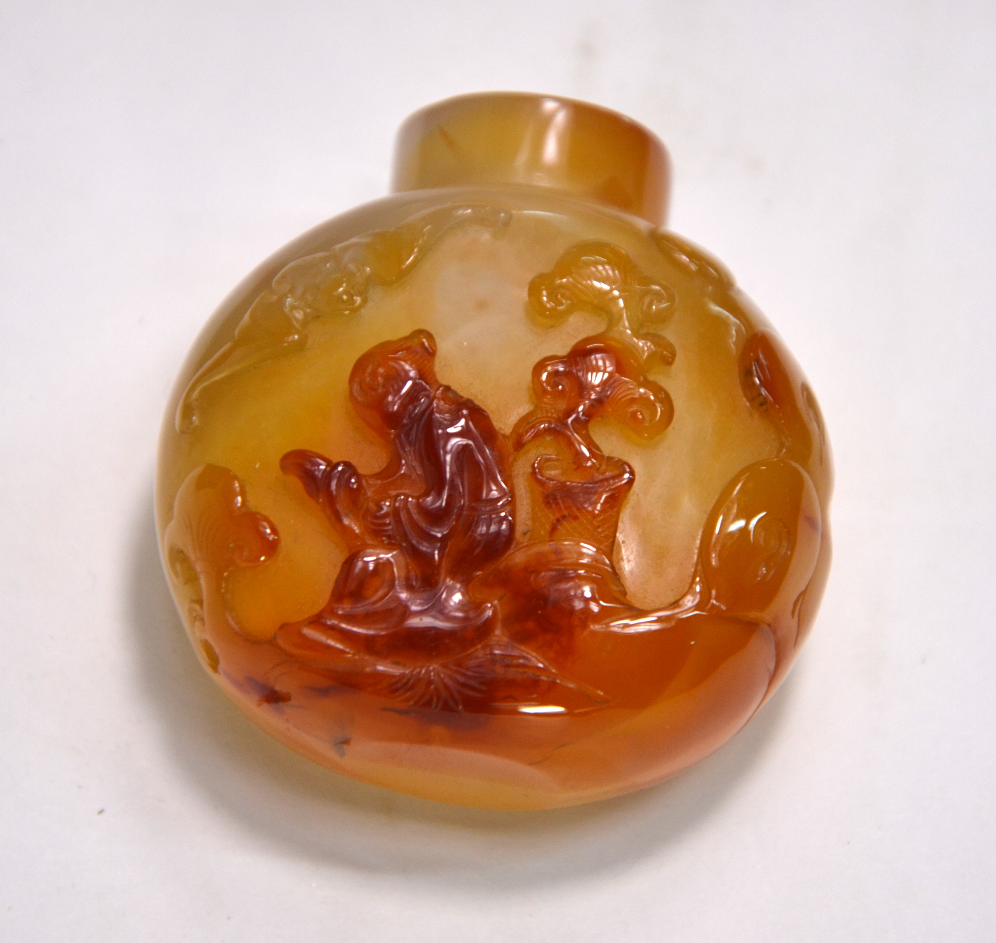 An agate Chinese snuff bottle, decorated with a scholar kneeling beneath a bat, 5.5 cm high Some - Image 2 of 5