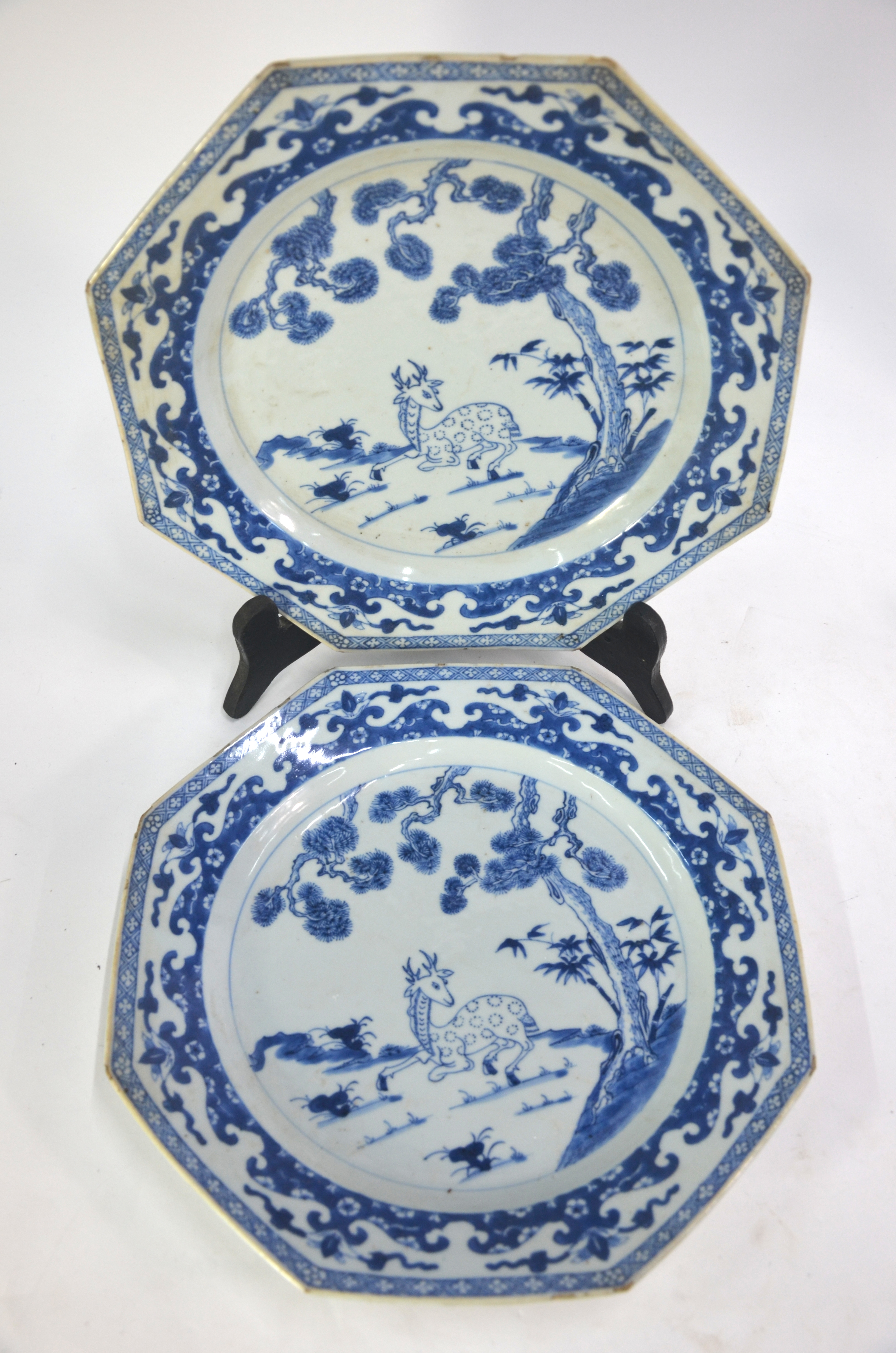 An associated pair of Chinese Export, blue and white dishes; each one of octagonal form, decorated - Image 3 of 8