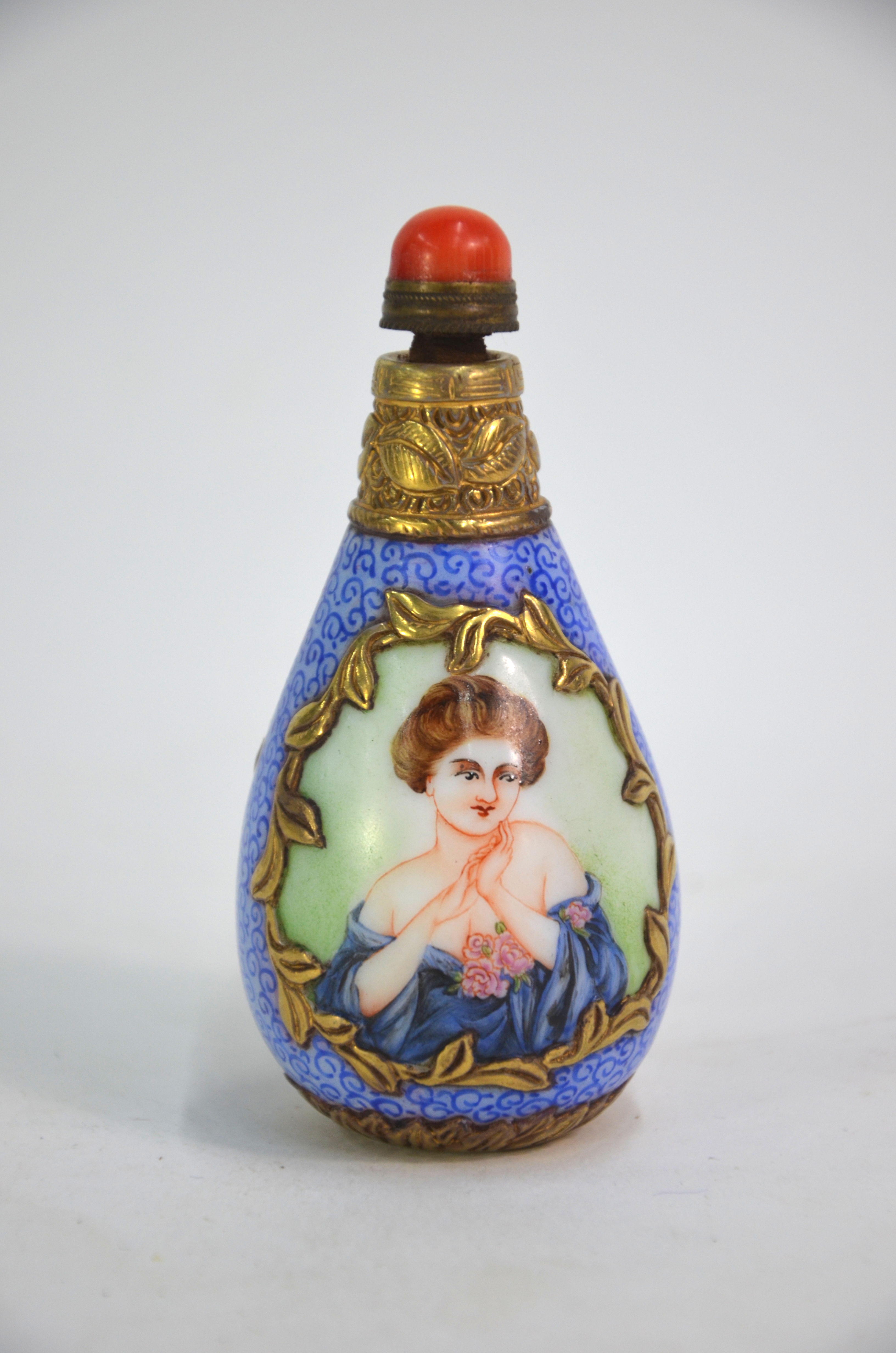 A famille rose Chinese snuff bottle, decorated with two European beauties; the base with Qianlong - Image 3 of 6