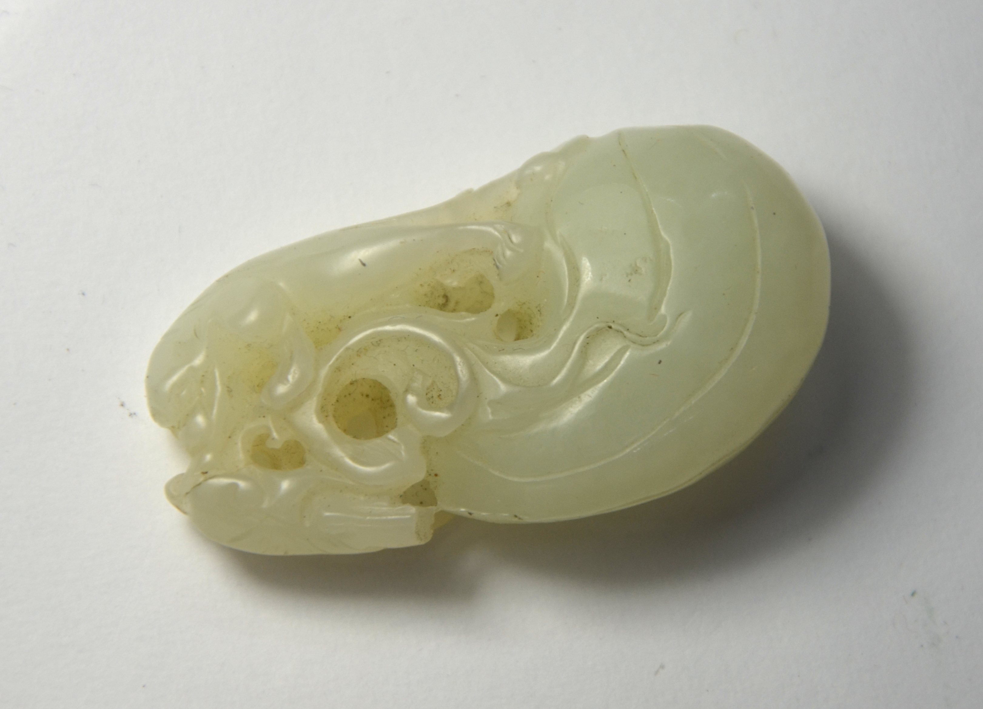 A small green jade designed as a mythological animal with a long tail, standing on a gourd, 5.5 cm - Image 5 of 5