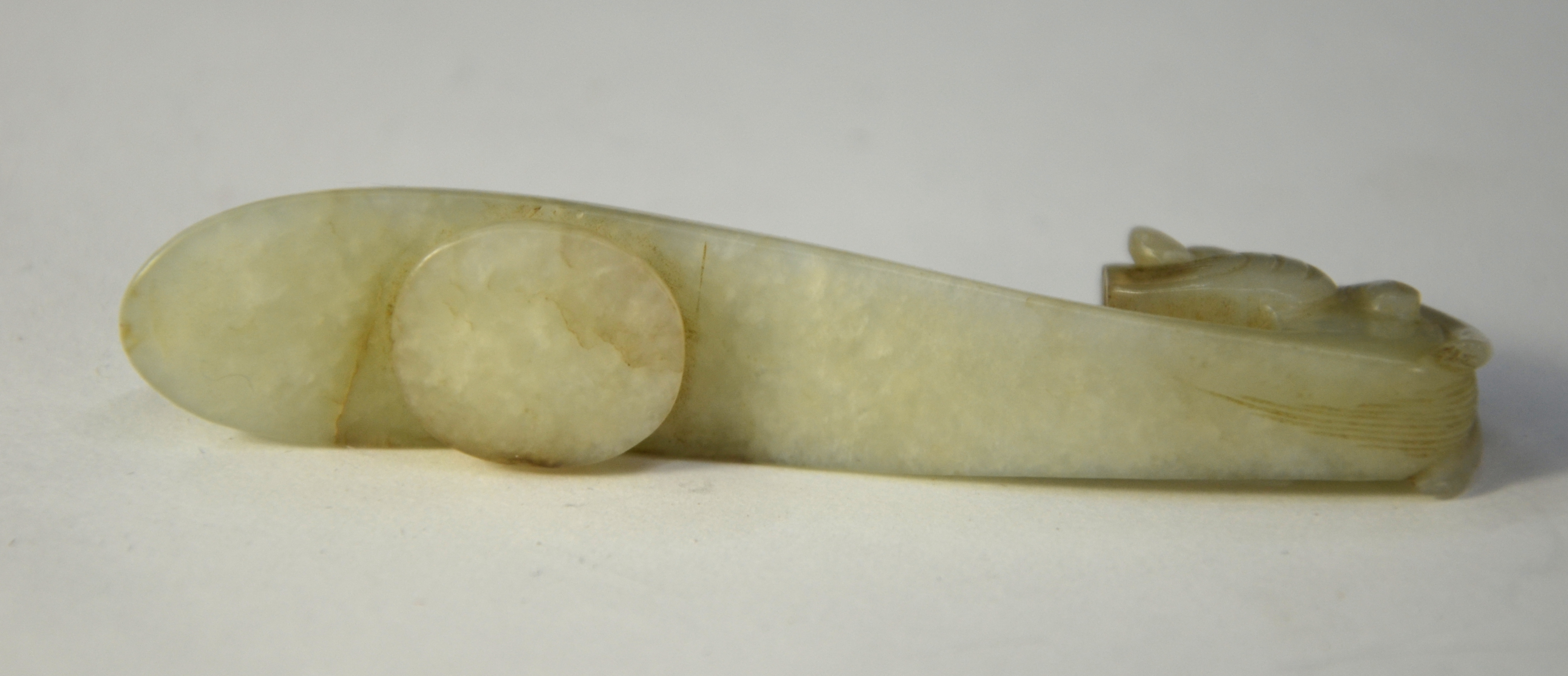 A mottled jade belt hook with mythological animal head and oval boss; 8.5 cm long, Qing Dynasty or - Image 4 of 6