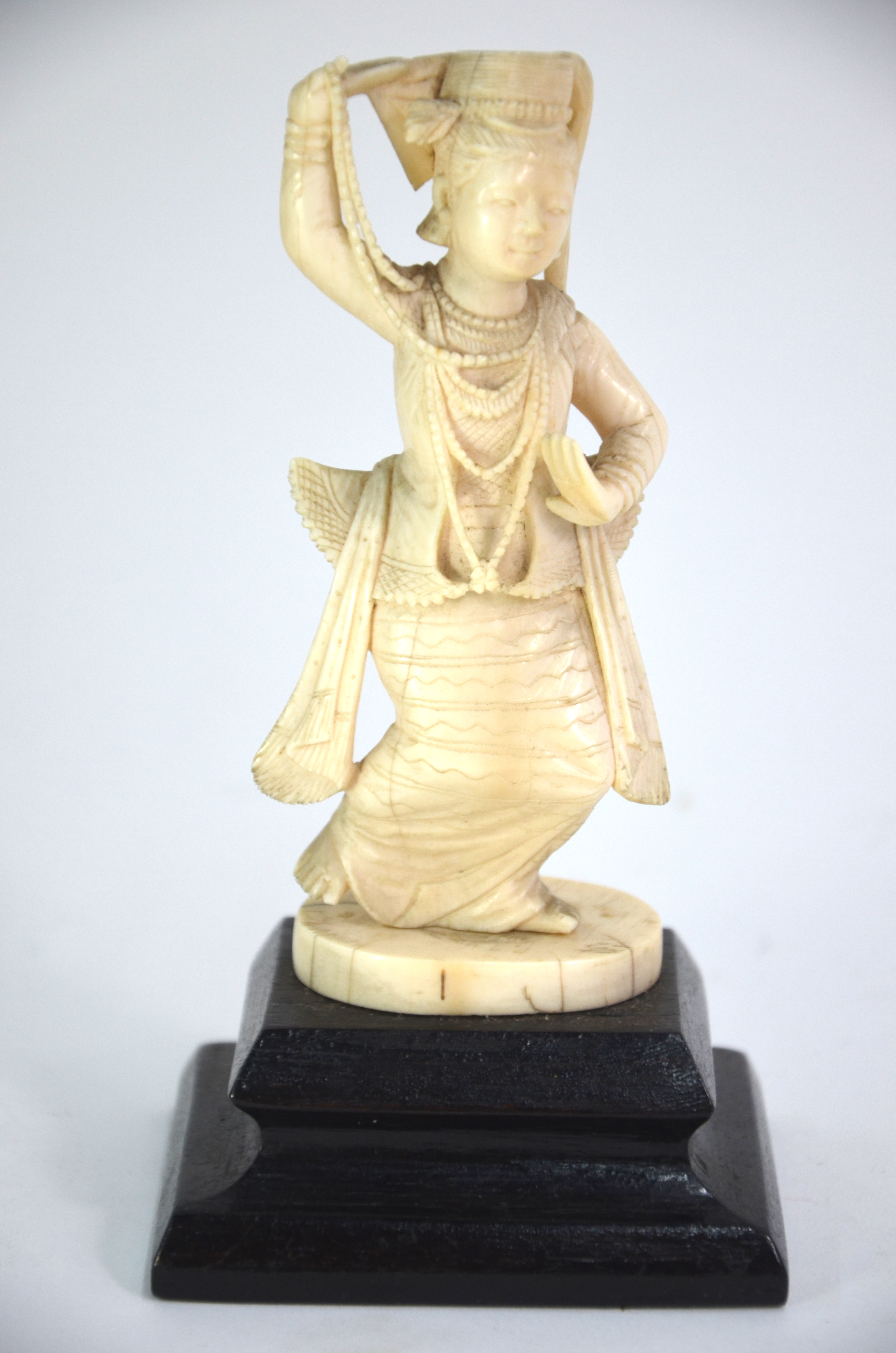 Two Burmese or other South East Asian ivory figures; each one carved as a dancer, the taller 18 cm - Image 2 of 10