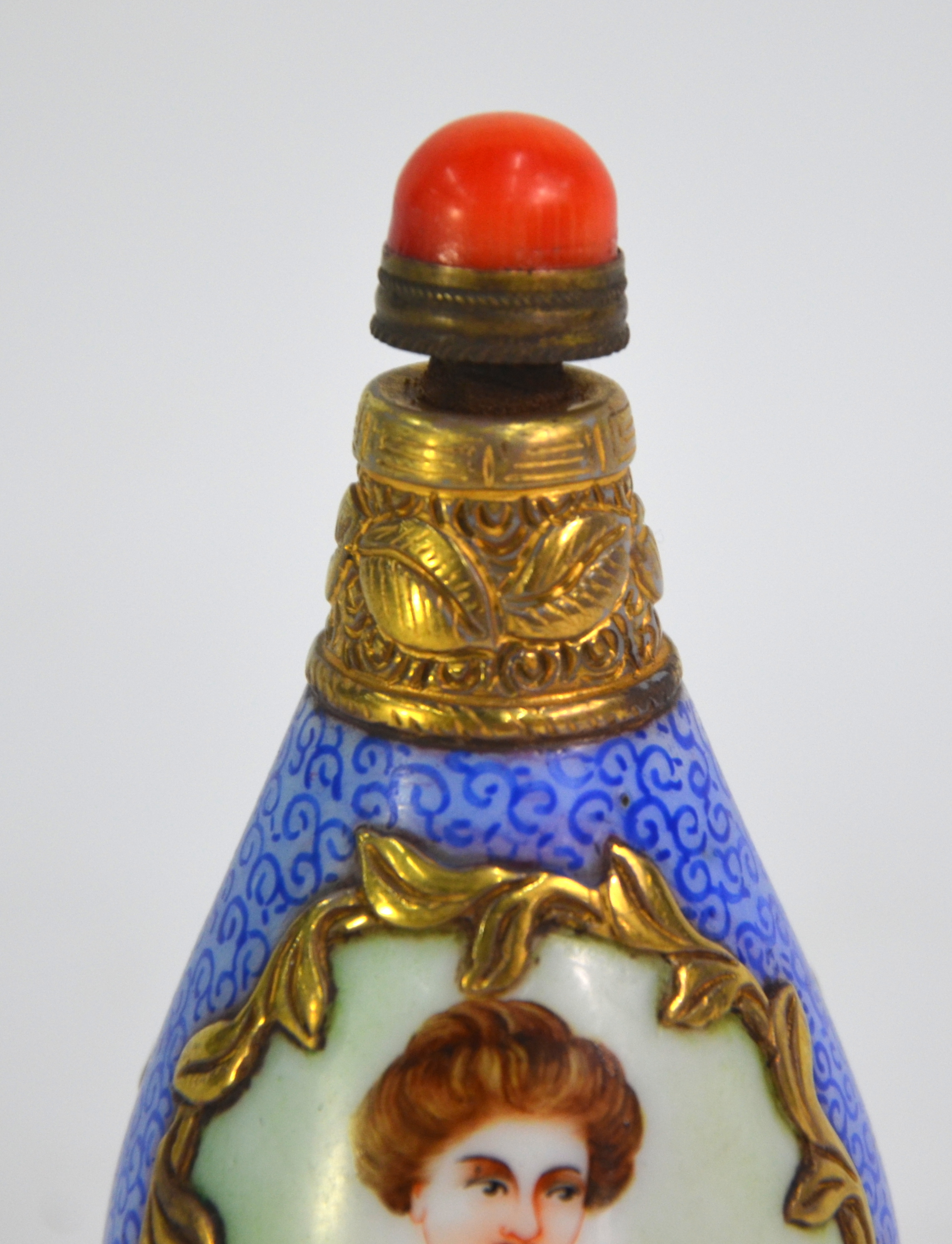 A famille rose Chinese snuff bottle, decorated with two European beauties; the base with Qianlong - Image 4 of 6