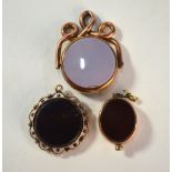 A sardonyx and bloodstone swivel seal, 9ct rose gold to/w cornelian pendant in 9ct rose gold and