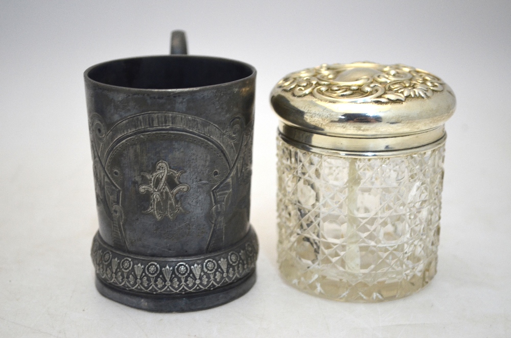 A small silver sauce-boat, Birmingham 1929, to/w two Continental filigree small bowls, pair of - Image 3 of 7