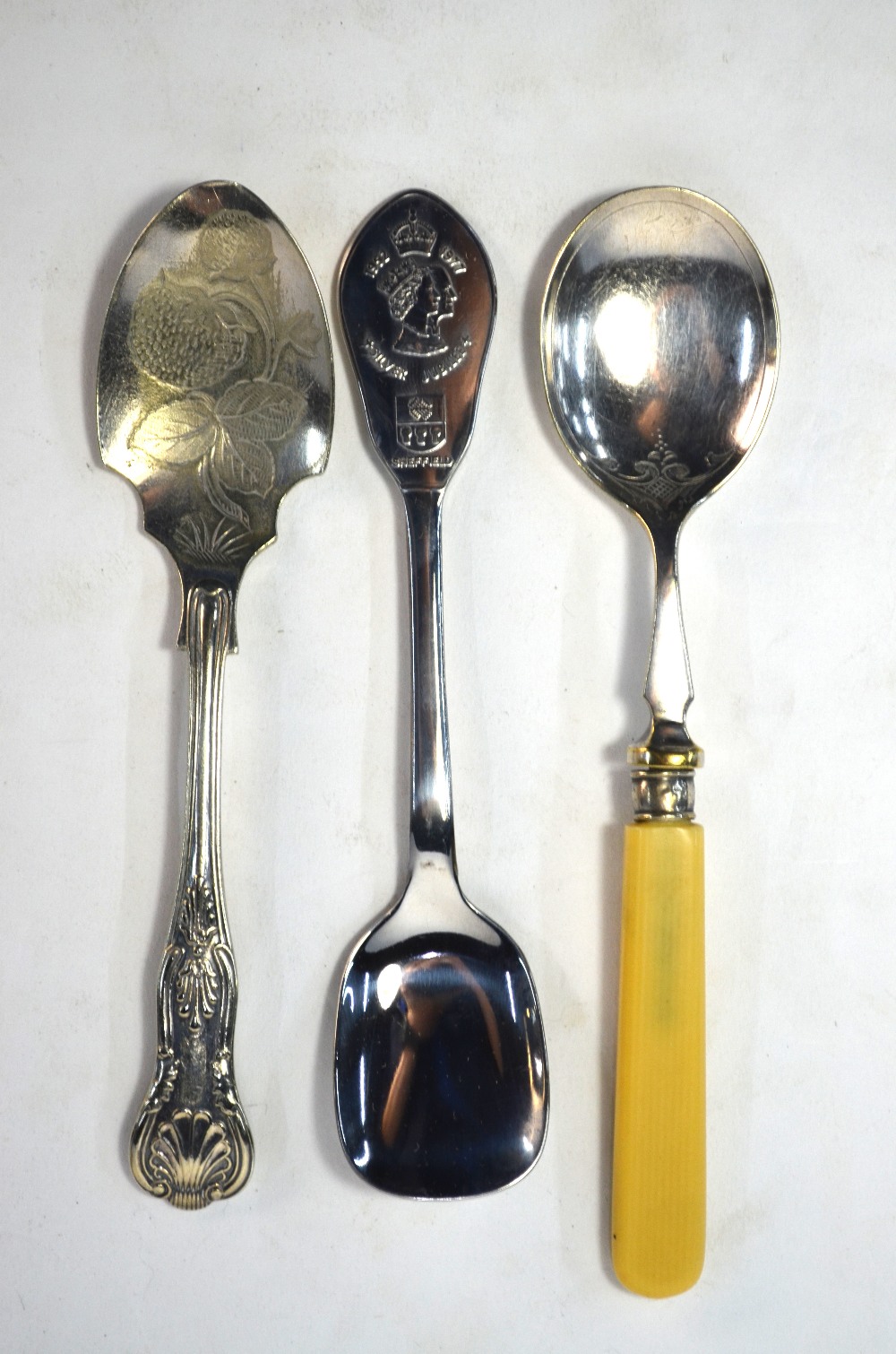 A cased set of six coffee spoons with bean finials, Birmingham 1965, to/w various electroplated - Image 7 of 7