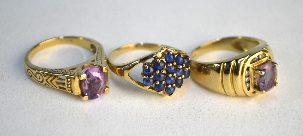 A cabochon sapphire cluster ring, 9ct yellow gold set with split shoulders to/w single stone oval - Image 3 of 5