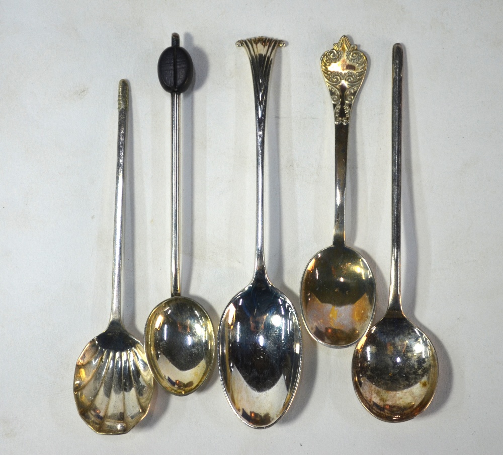 A cased set of six silver Carolean style coffee spoons, Mappin & Webb, Sheffield 1977, to/w a - Image 7 of 10