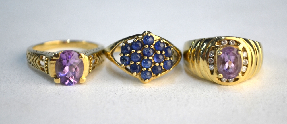 A cabochon sapphire cluster ring, 9ct yellow gold set with split shoulders to/w single stone oval