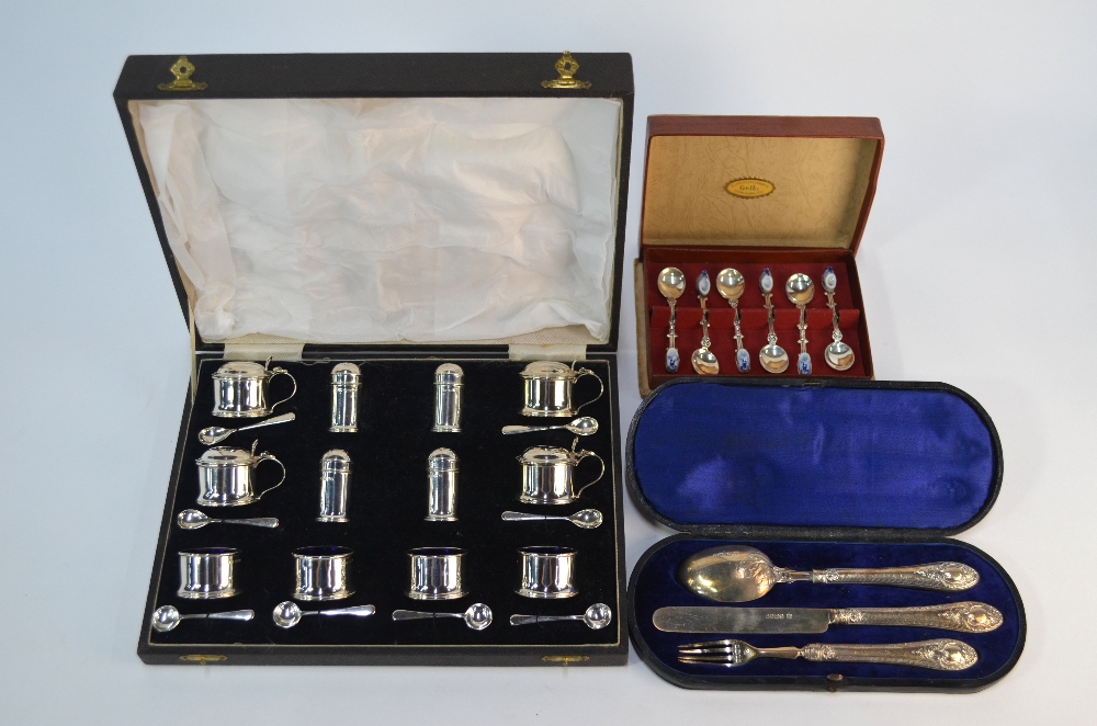 A cased twenty piece silver condiment set with blue glass liners including spoons, Birmingham 1938 - Image 9 of 11