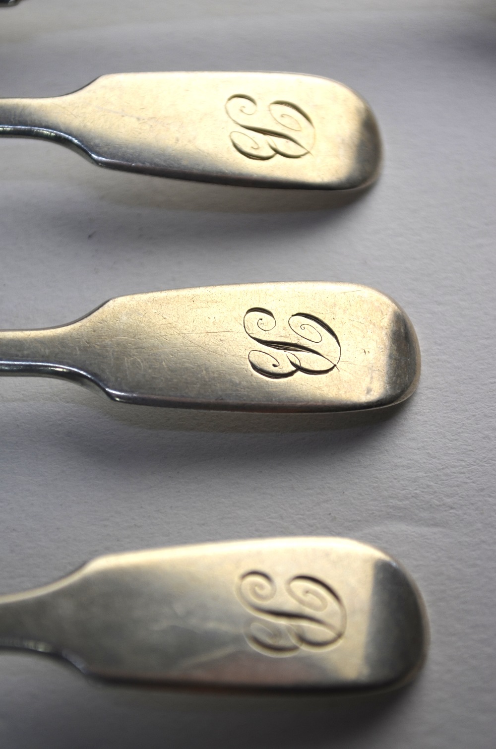Twelve various Georgian and later fiddle pattern teaspoons including a Russian 84 zol. example, 7. - Image 2 of 5