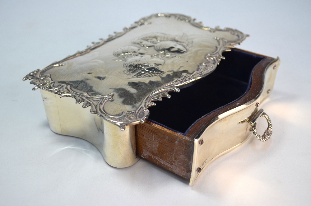 A silver jewellery box of serpentine form, the scroll-edge top embossed with winged cherub-heads, - Image 6 of 7