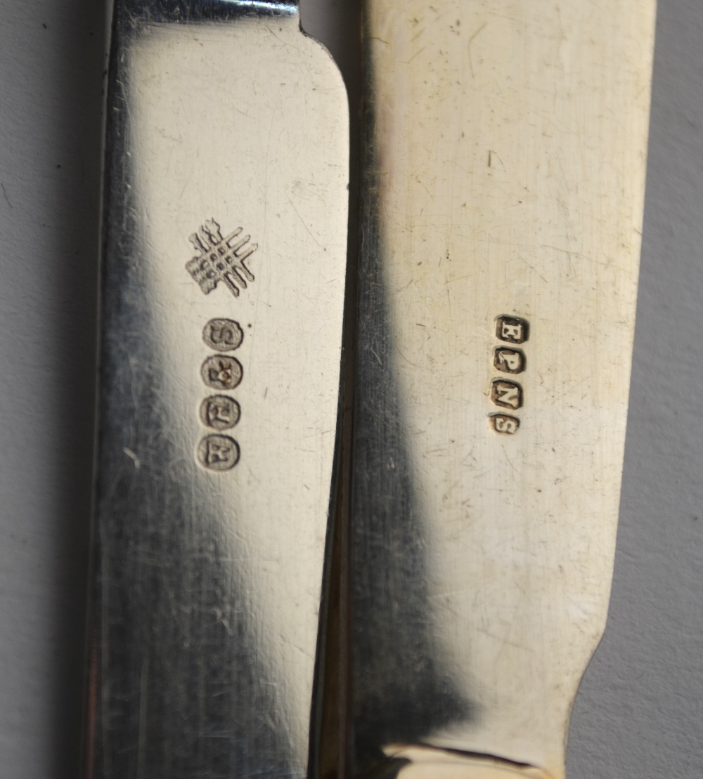 A cased set of fruit knives with loaded silver handles and electroplated blades, Sheffield 1910, - Image 2 of 8