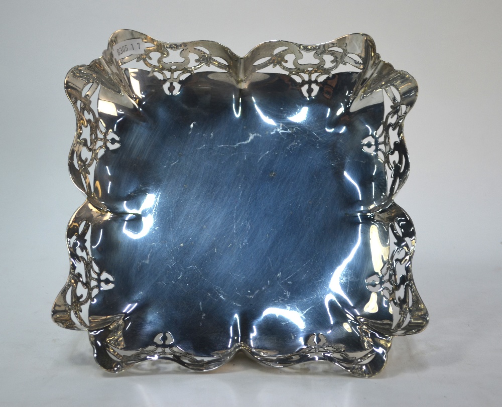 A silver three-piece condiment set with blue glass liners, to/w two silver napkin rings, an epns - Image 4 of 11