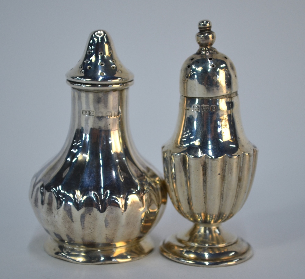 An Edwardian pierced silver bonbon dish on weighted pedestal foot, Birmingham 1909, to/w two - Image 6 of 6