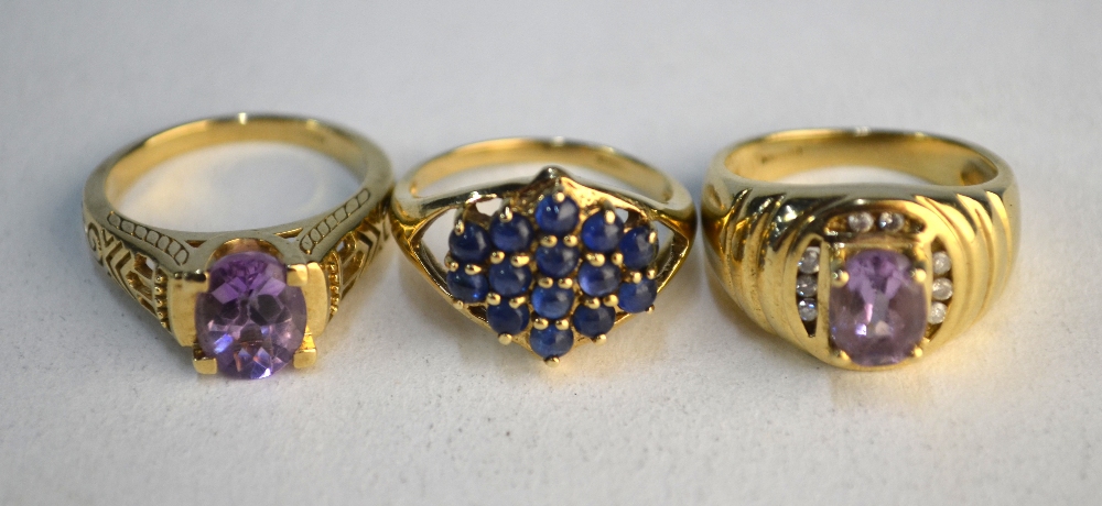 A cabochon sapphire cluster ring, 9ct yellow gold set with split shoulders to/w single stone oval - Image 2 of 5