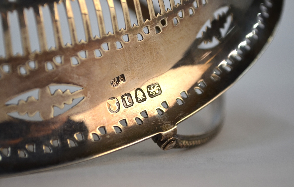 Hester Bateman: an oval pierced bonbon basket in the Adam manner with engraved decoration, beaded - Image 5 of 5