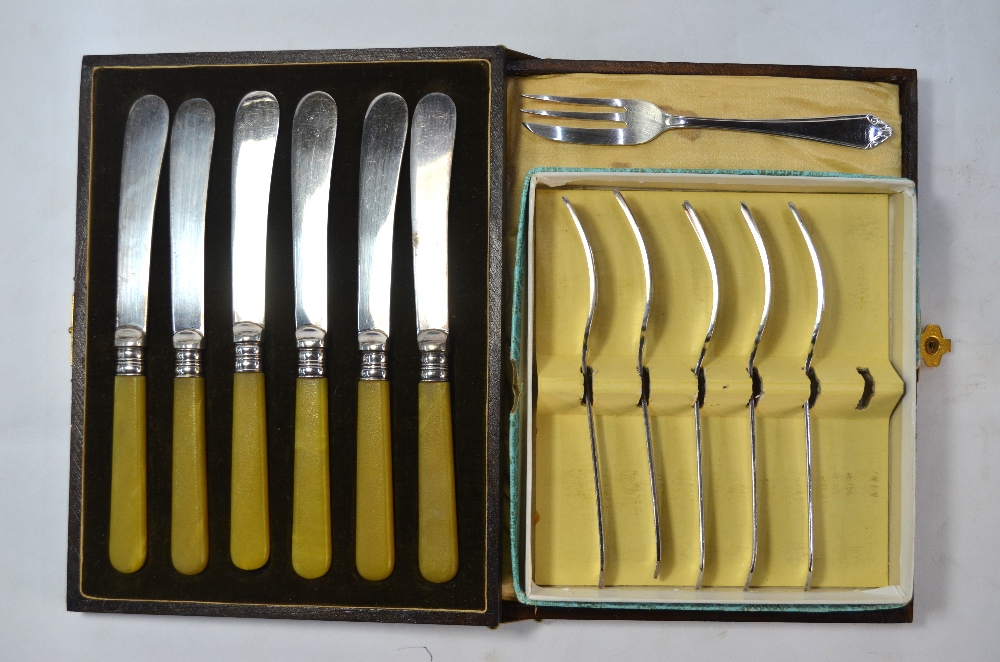 A cased set of six coffee spoons with bean finials, Birmingham 1965, to/w various electroplated - Image 4 of 7