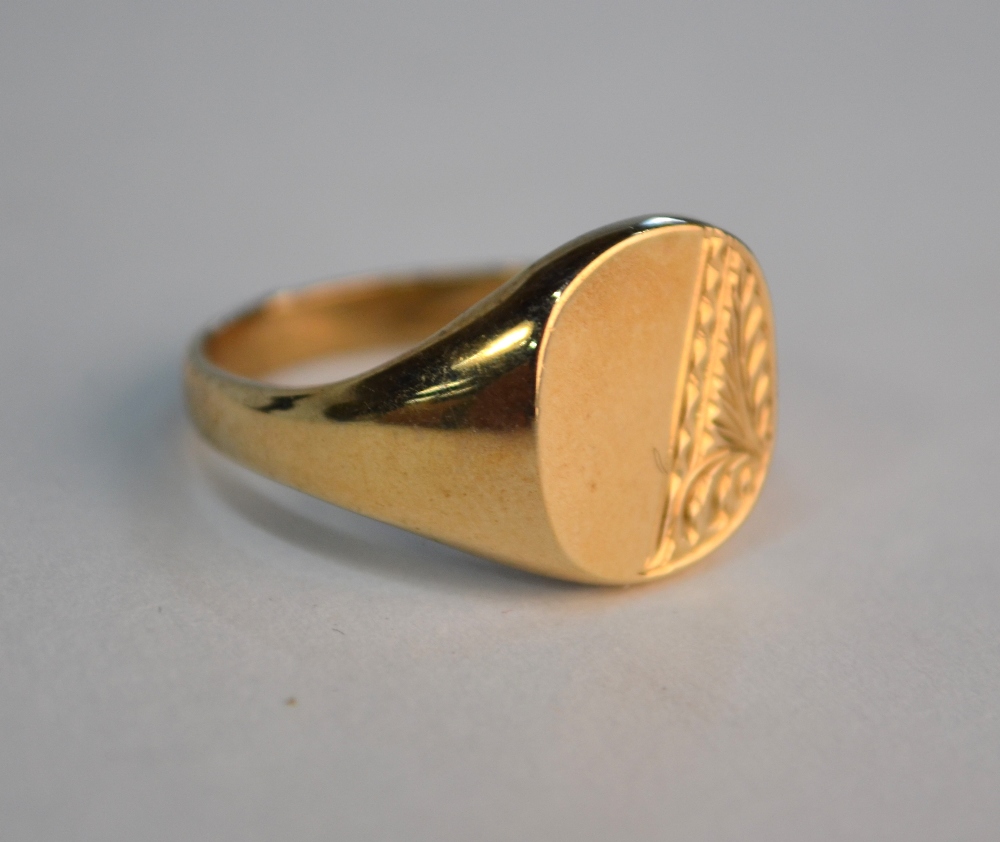 A 9ct yellow gold gentleman's signet ring, half engraved, size P, approx 6.5g - Image 2 of 6