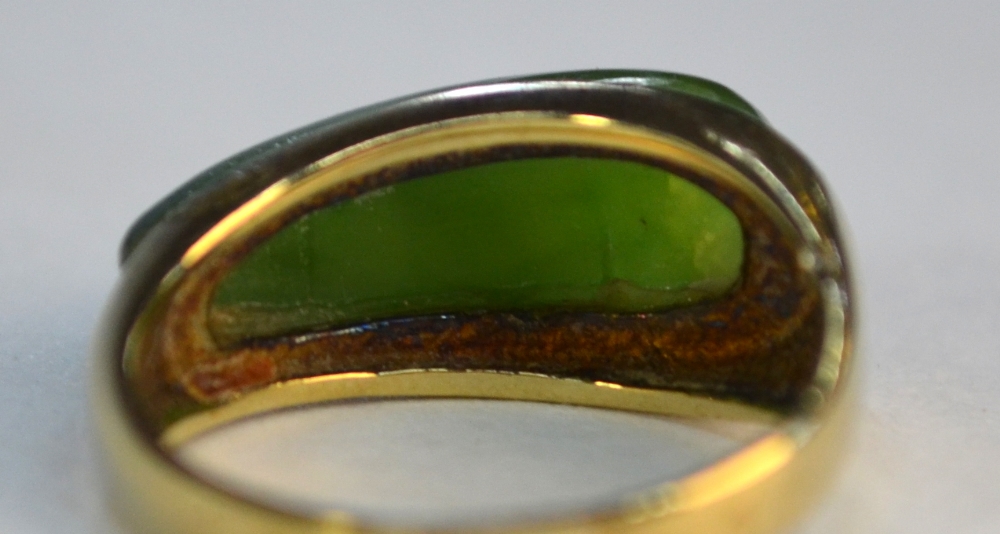 A single stone New Zealand jade ring, yellow metal set stamped 333 - Image 5 of 6