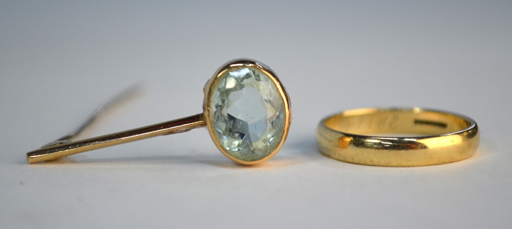 A 9ct yellow gold wedding band, size R, and oval aquamarine bar brooch a/f, approx 5g all in (2) - Image 5 of 5