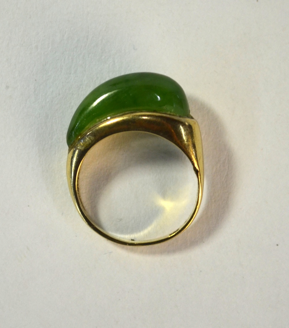 A single stone New Zealand jade ring, yellow metal set stamped 333 - Image 6 of 6