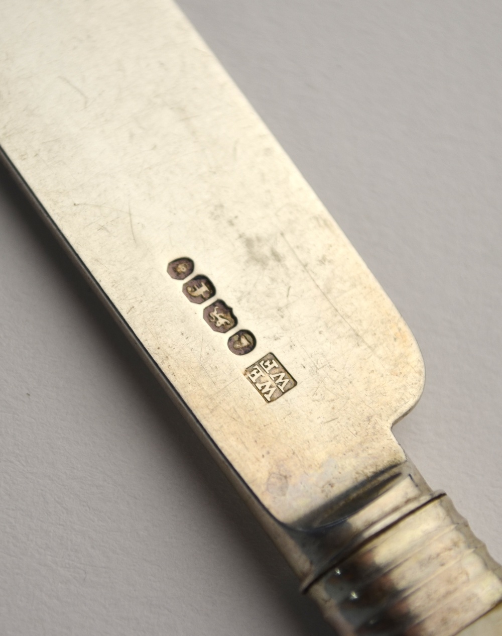 A George IV silver part-set of six dessert forks with four matching knives, with mother-of-pearl - Image 3 of 6