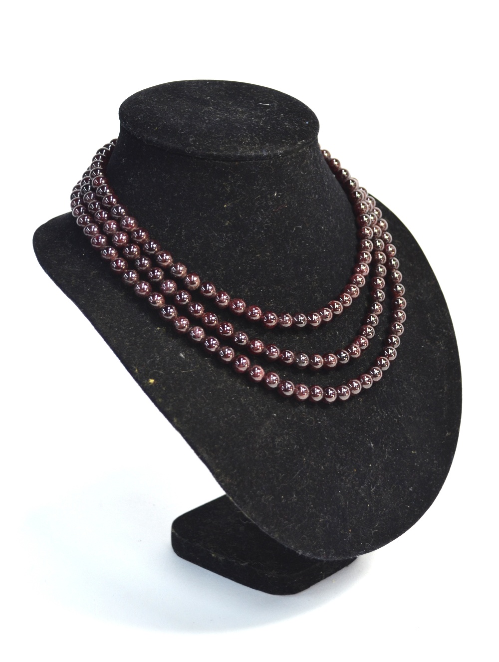 A triple row garnet bead necklace within fitted box - Image 2 of 6