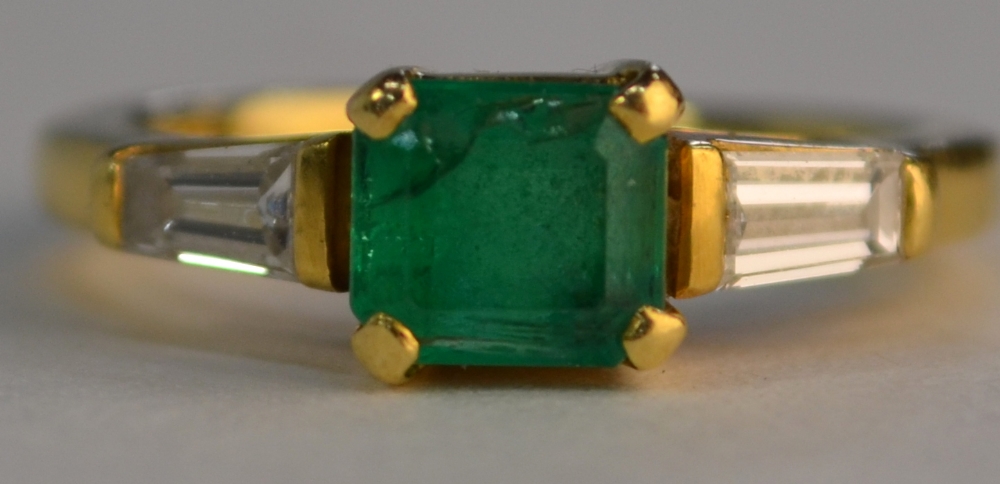 An emerald and diamond three stone ring, the central rectangular emerald having tapered baguette - Image 5 of 6