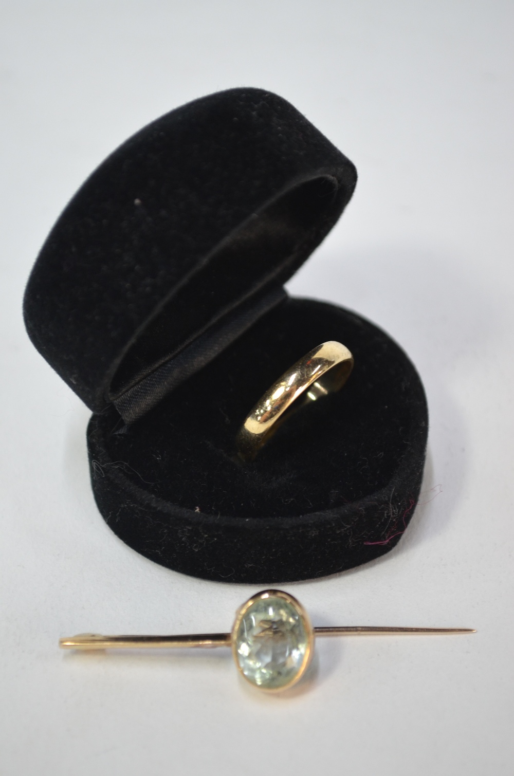 A 9ct yellow gold wedding band, size R, and oval aquamarine bar brooch a/f, approx 5g all in (2)