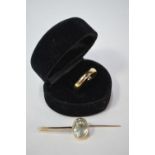 A 9ct yellow gold wedding band, size R, and oval aquamarine bar brooch a/f, approx 5g all in (2)