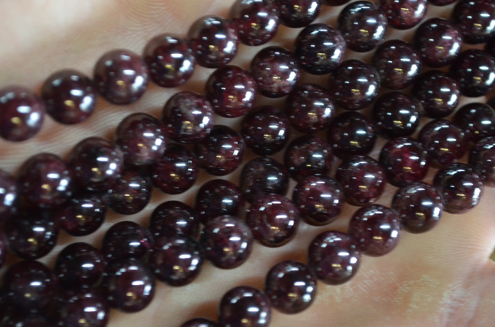 A triple row garnet bead necklace within fitted box - Image 6 of 6