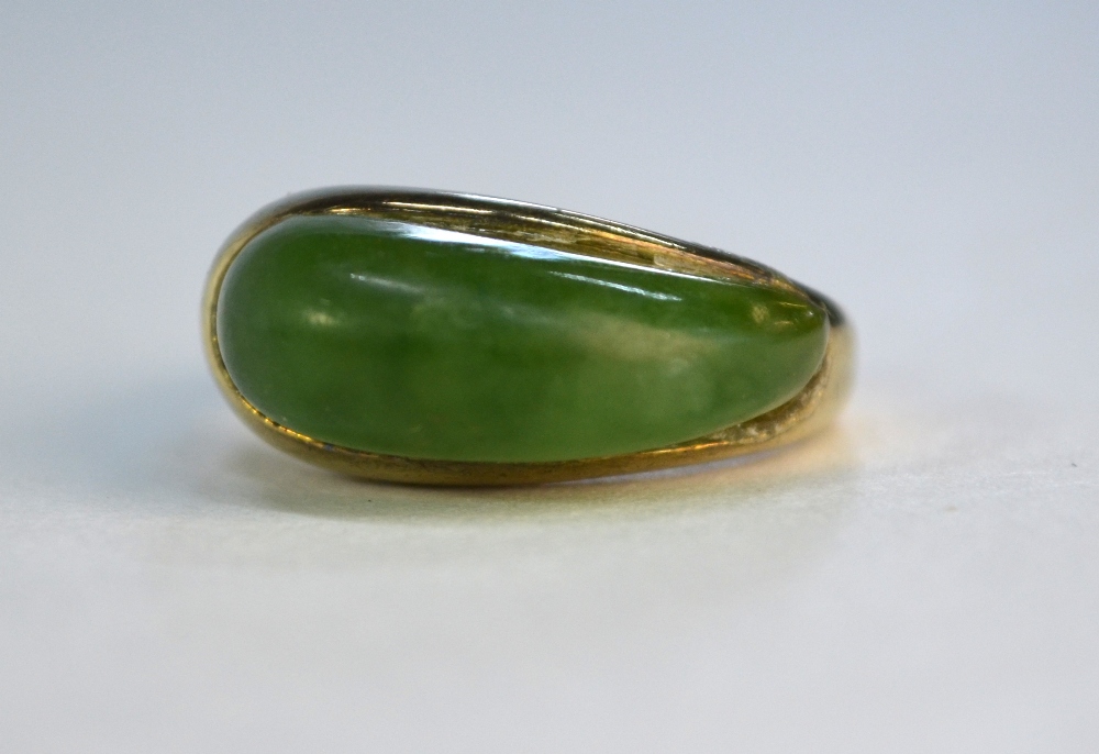 A single stone New Zealand jade ring, yellow metal set stamped 333 - Image 4 of 6